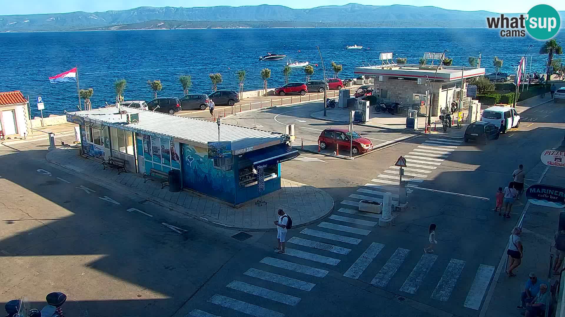 Web kamera Bol – Centar mjesta i marina | Pogled uživo