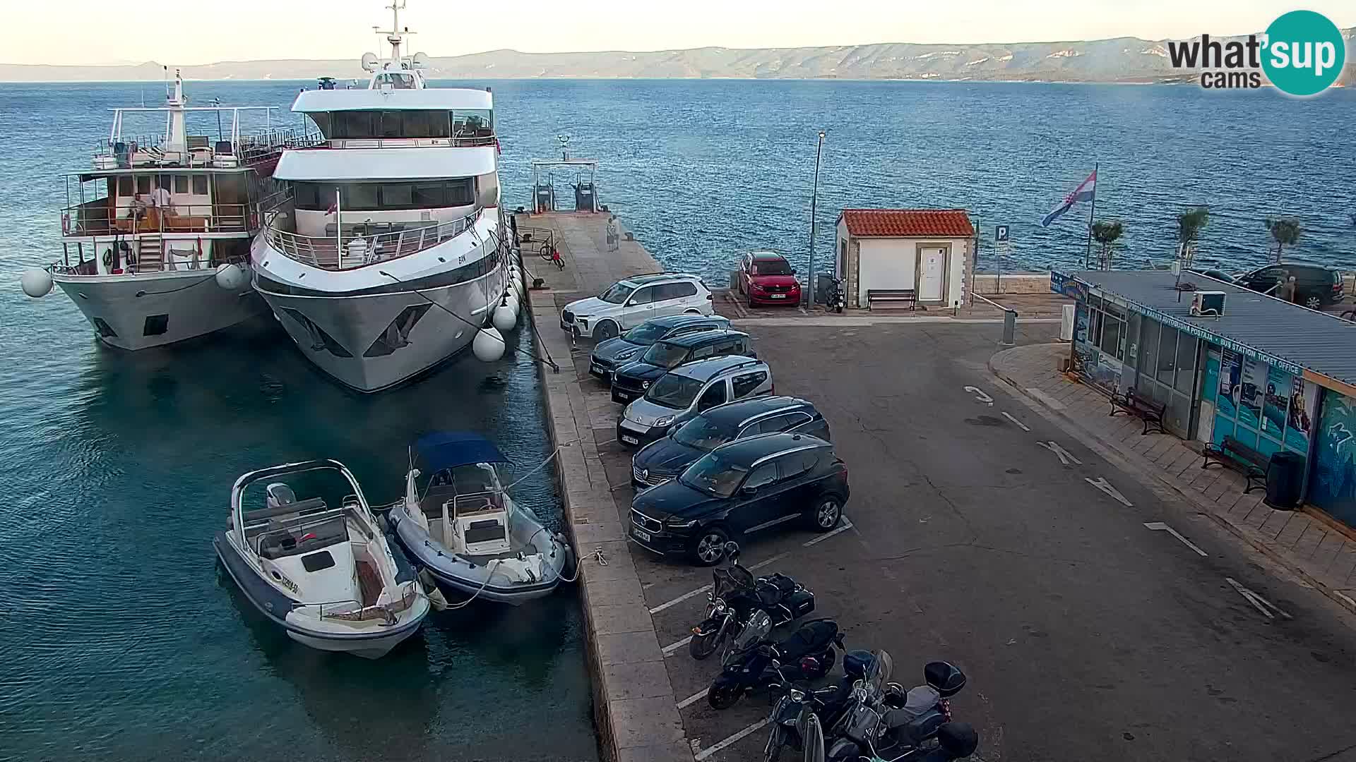 Web kamera Bol – Centar mjesta i marina | Pogled uživo