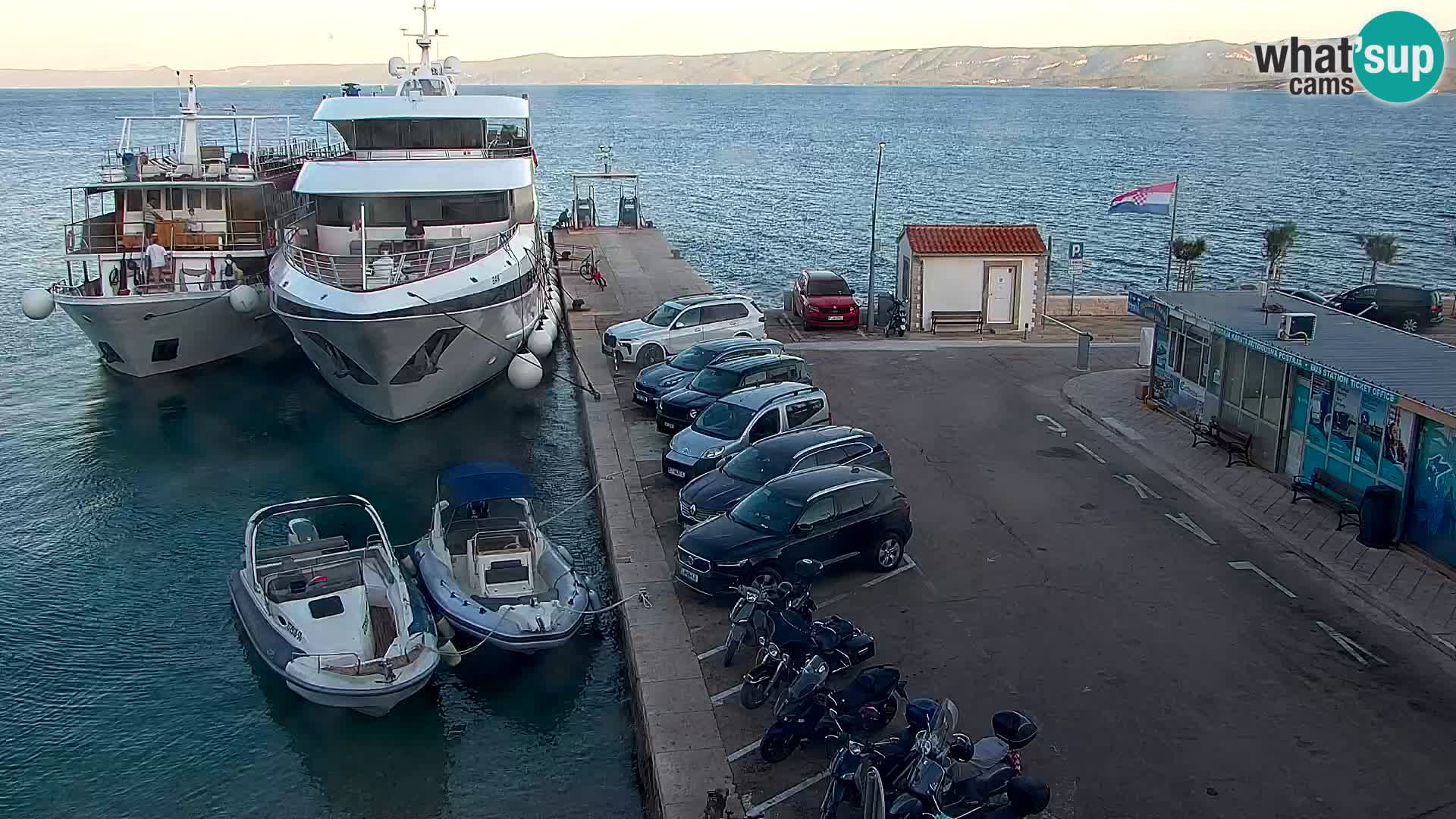 Spletna kamera Bol – Center mesta in marina v živo