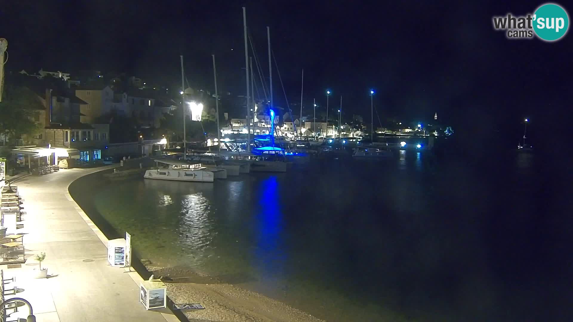 Spletna kamera Bol – Center mesta in marina v živo