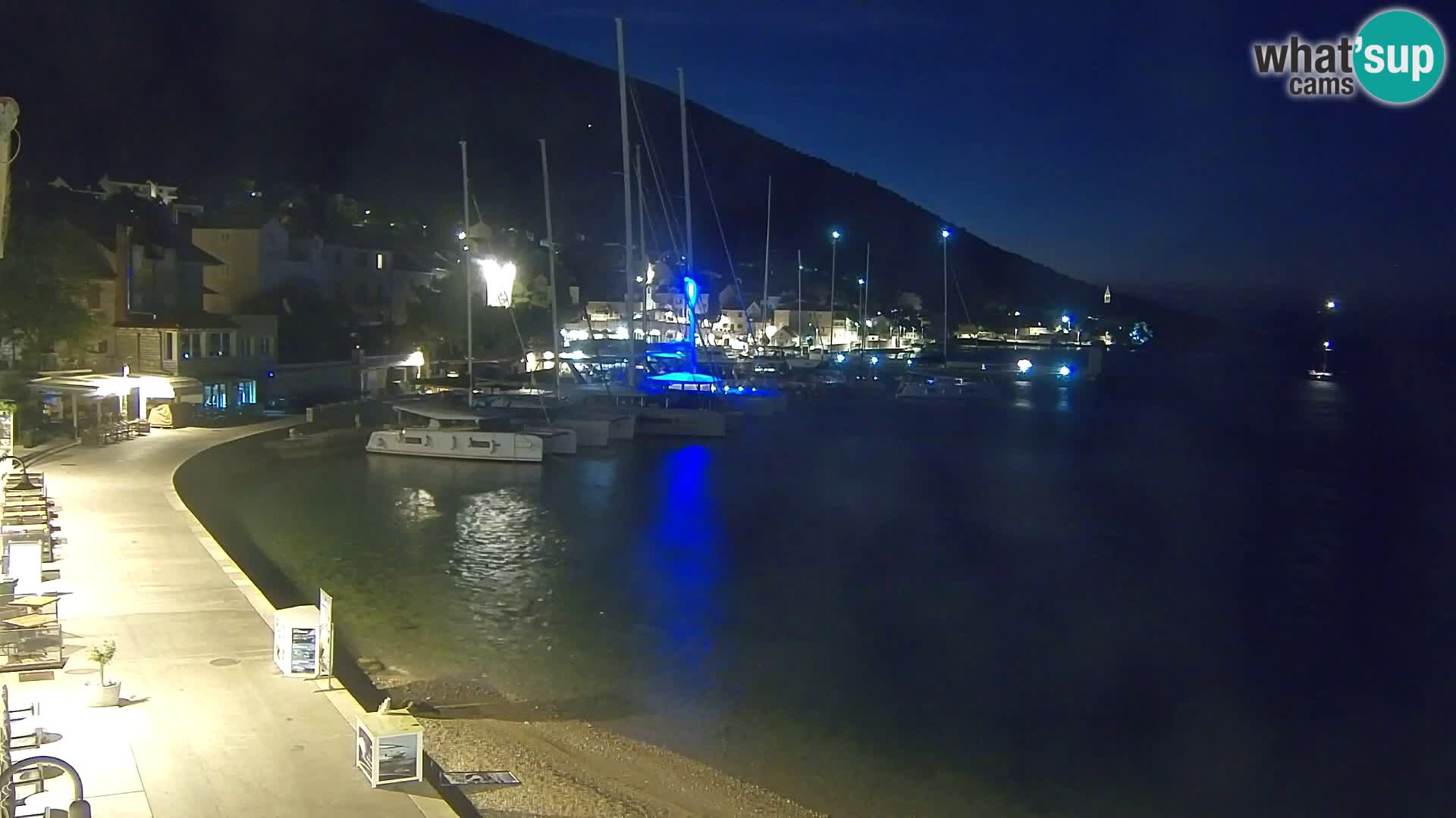 Spletna kamera Bol – Center mesta in marina v živo