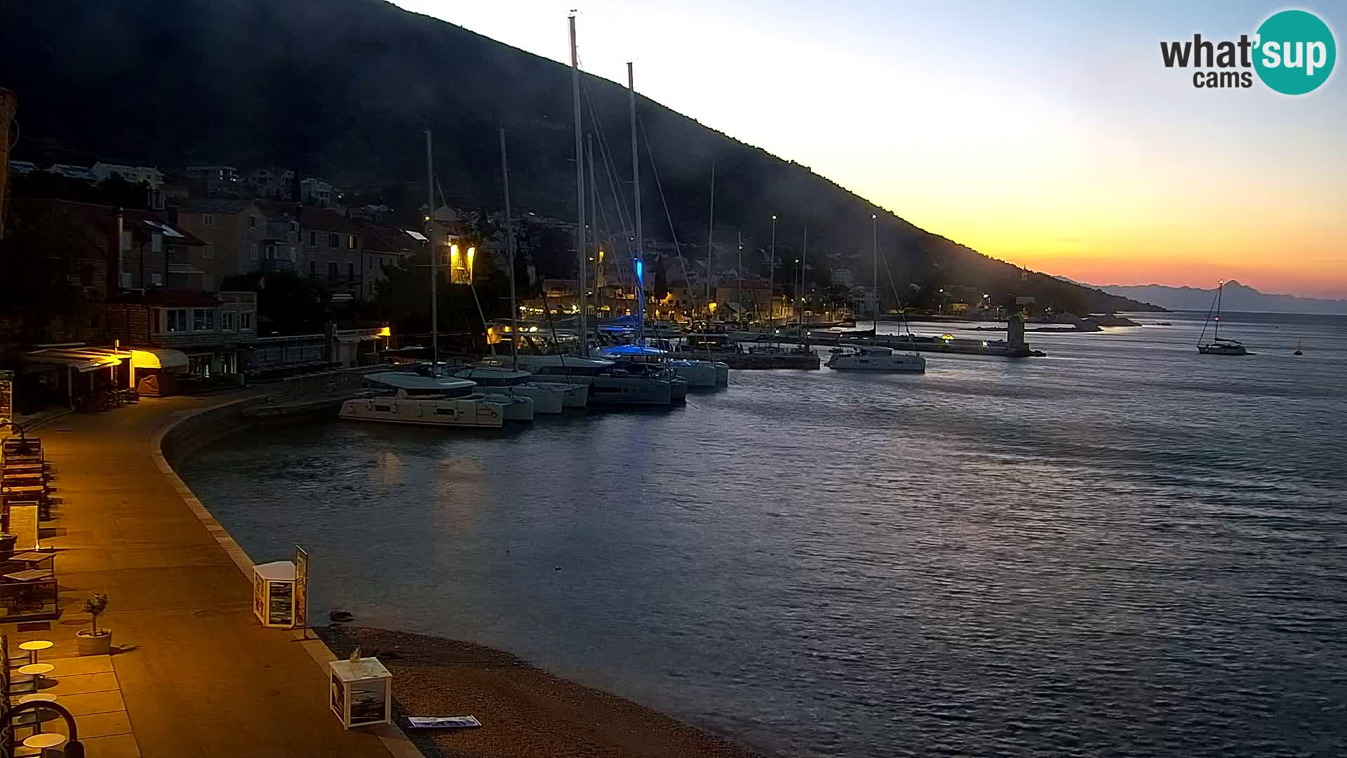 Spletna kamera Bol – Center mesta in marina v živo