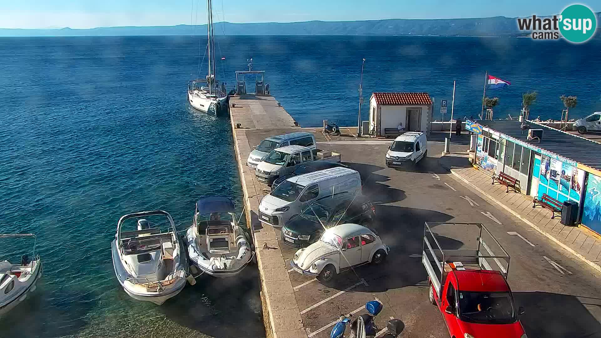 Spletna kamera Bol – Center mesta in marina v živo