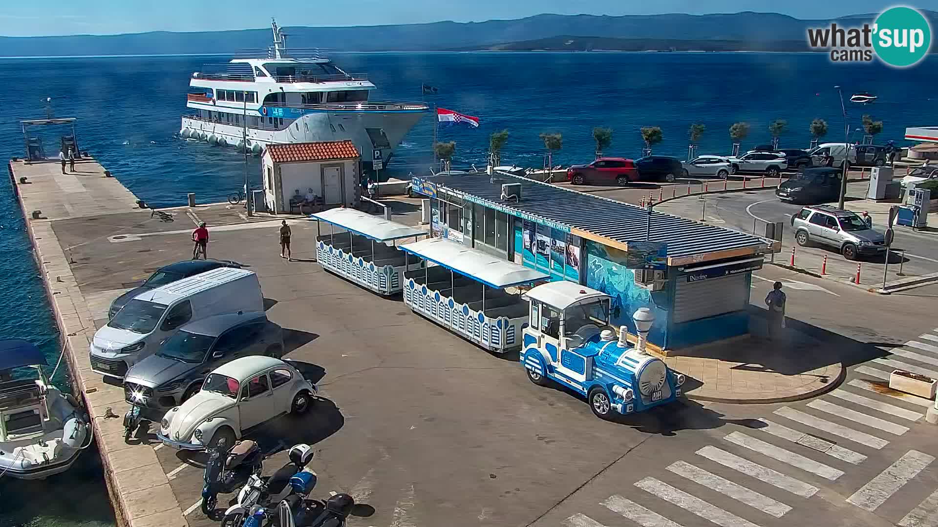 Web kamera Bol – Centar mjesta i marina | Pogled uživo