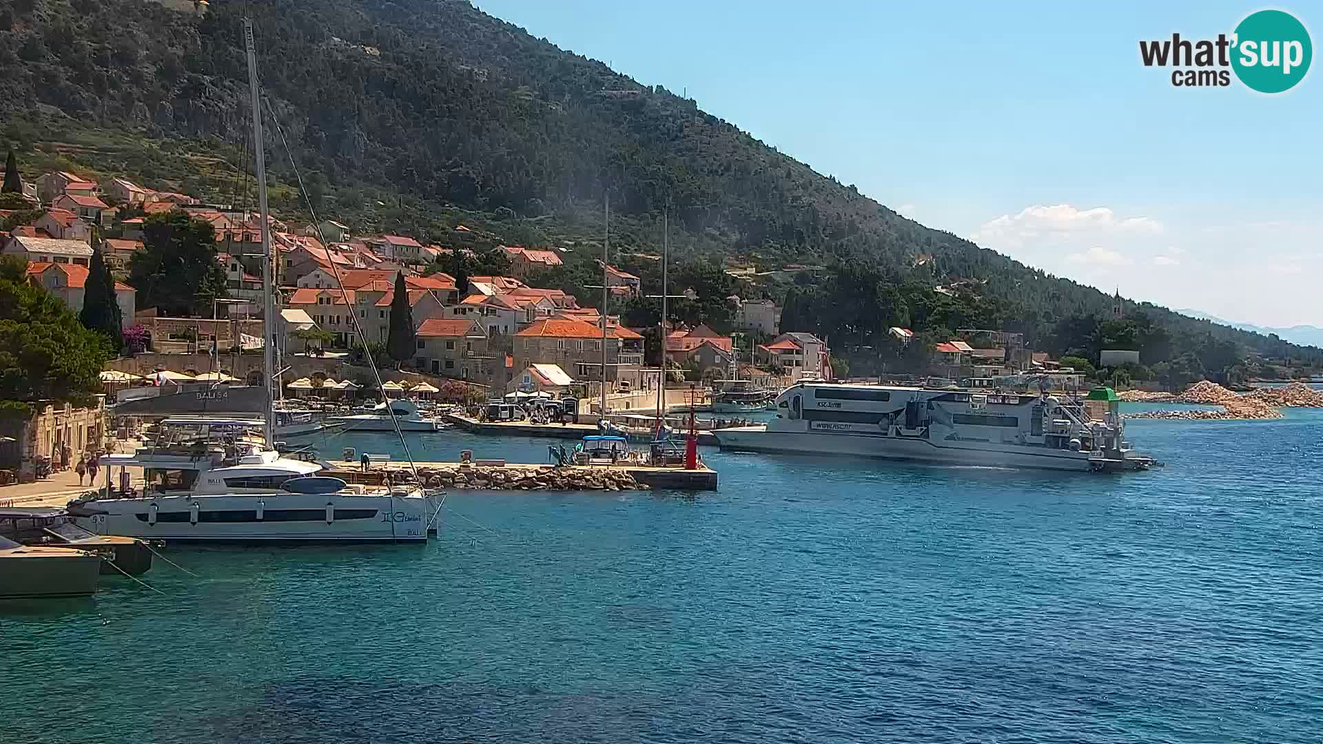 Spletna kamera Bol – Center mesta in marina v živo