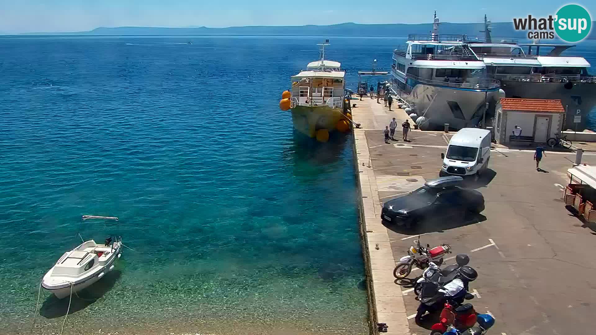 Spletna kamera Bol – Center mesta in marina v živo