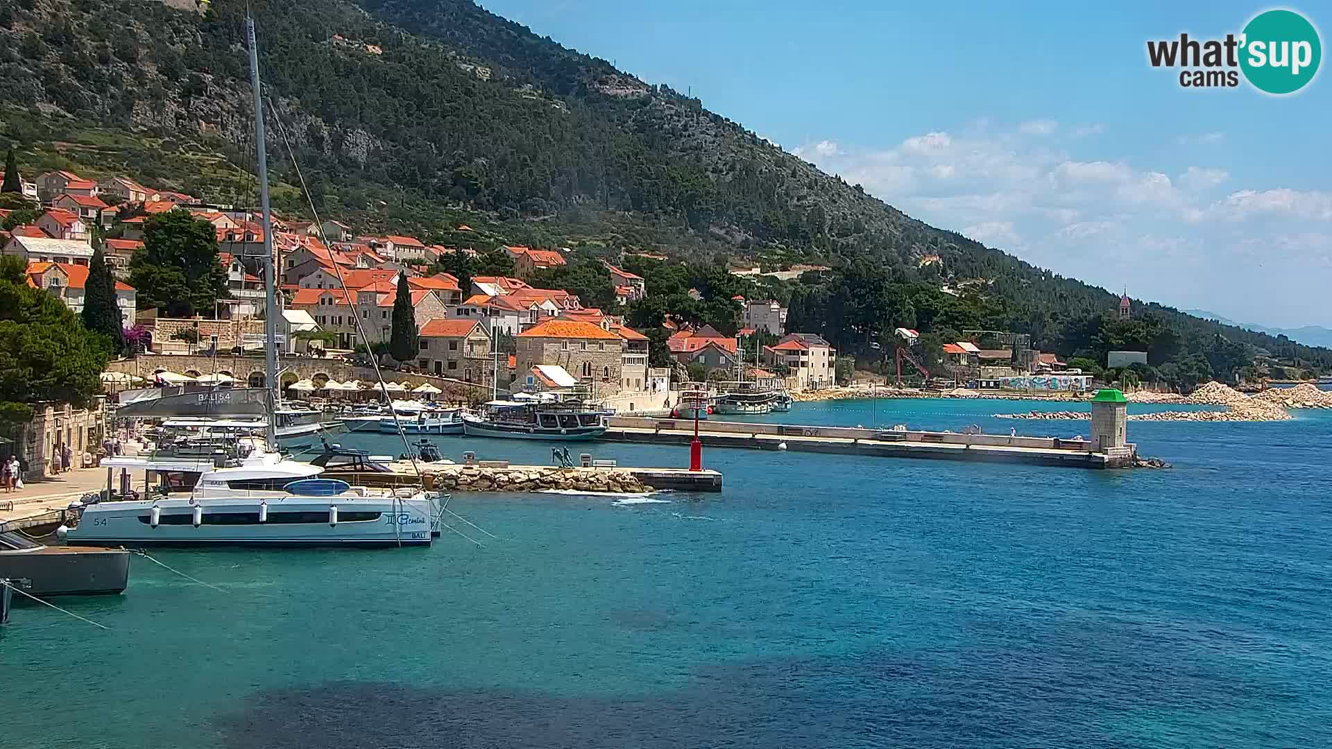 Spletna kamera Bol – Center mesta in marina v živo