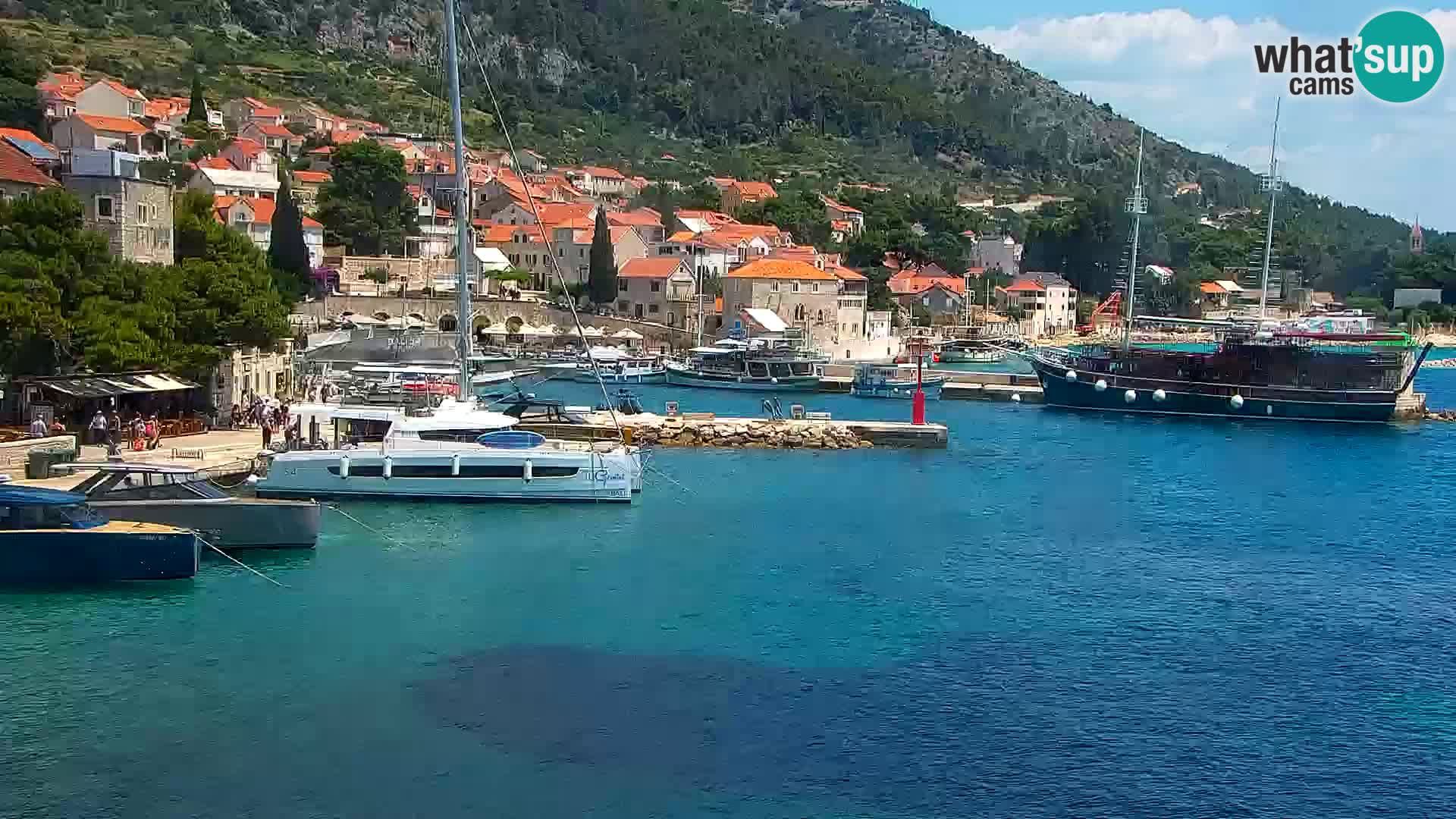 Web kamera Bol – Centar mjesta i marina | Pogled uživo