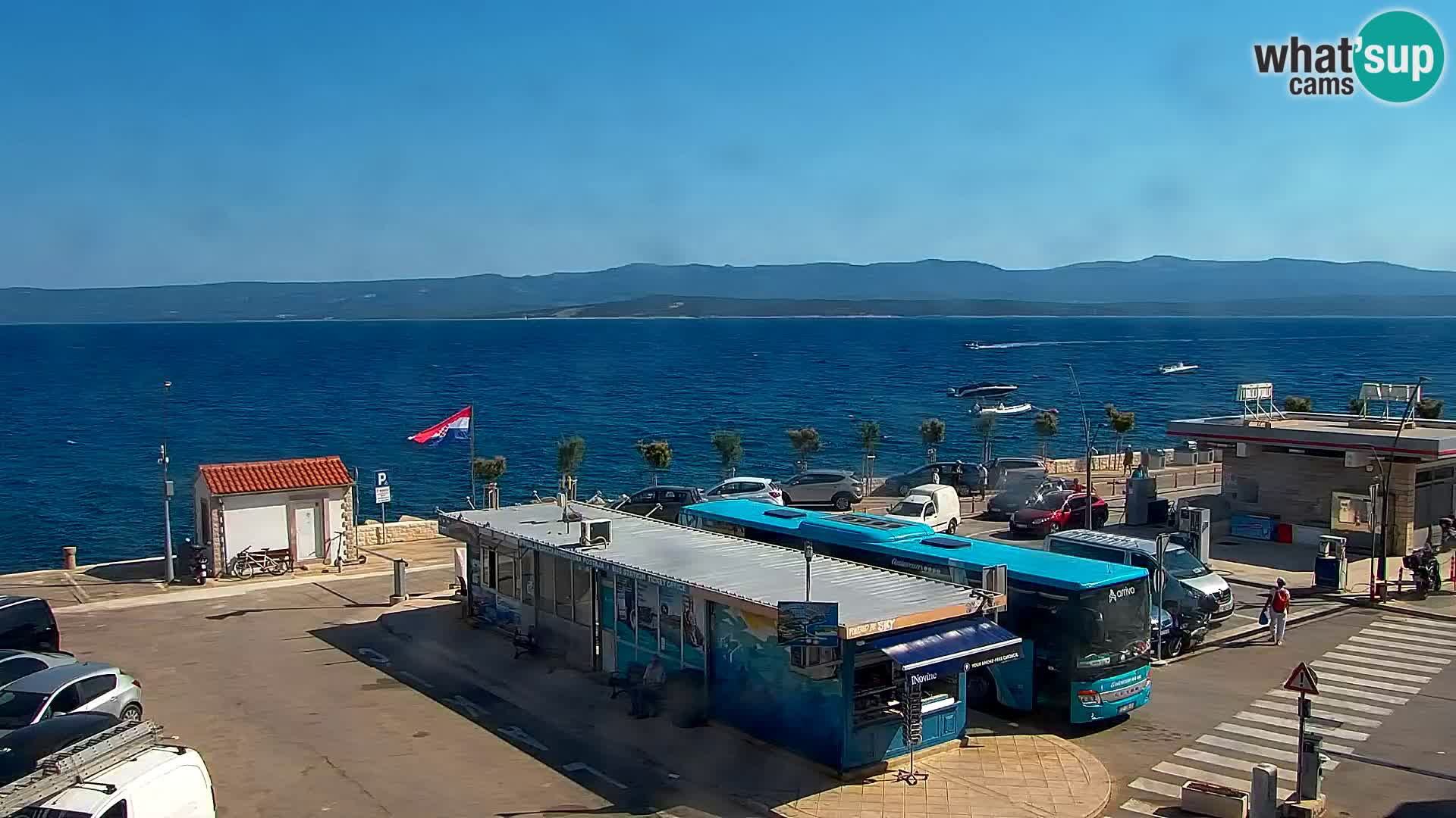 Spletna kamera Bol – Center mesta in marina v živo