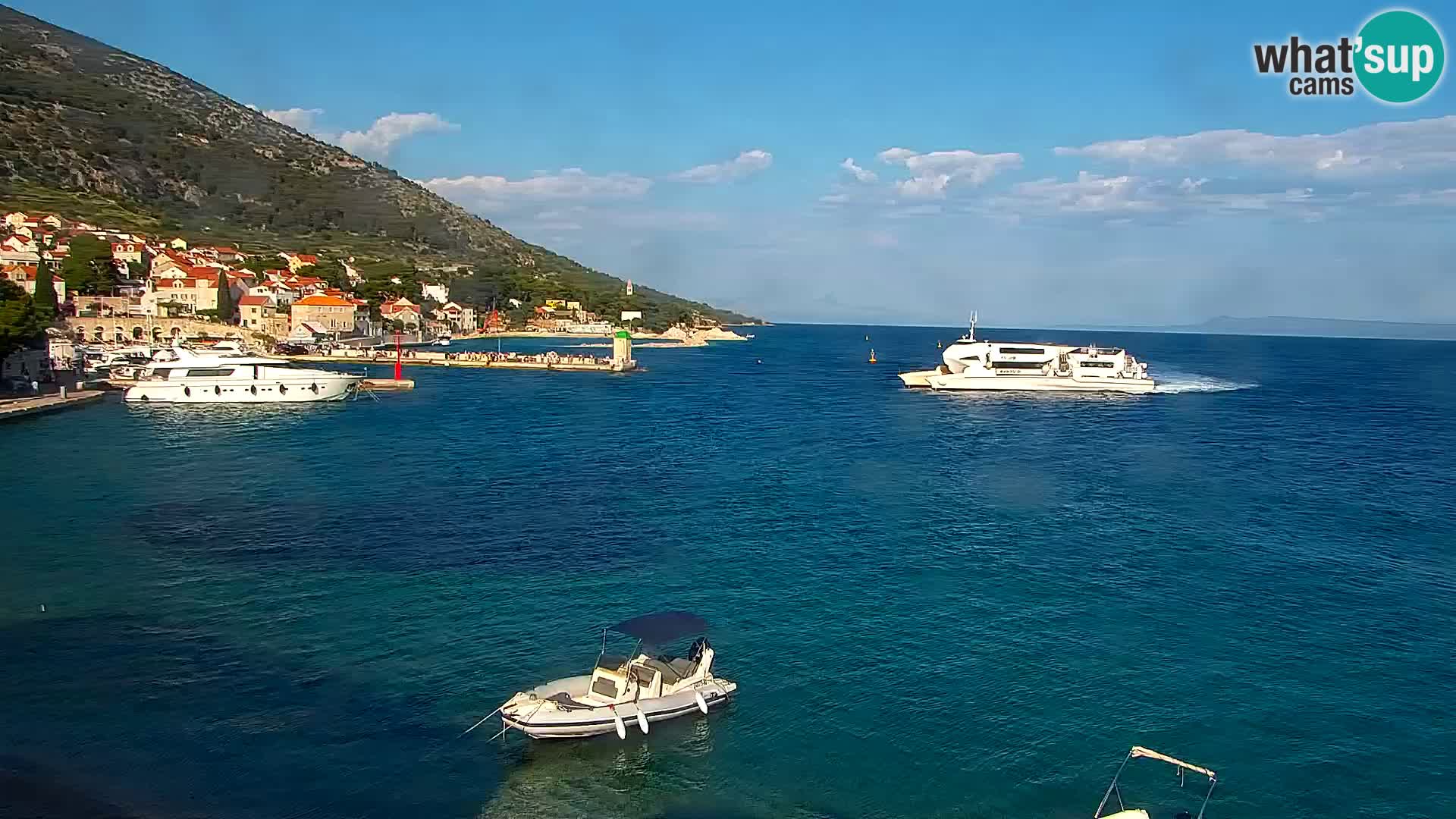 Spletna kamera Bol – Center mesta in marina v živo
