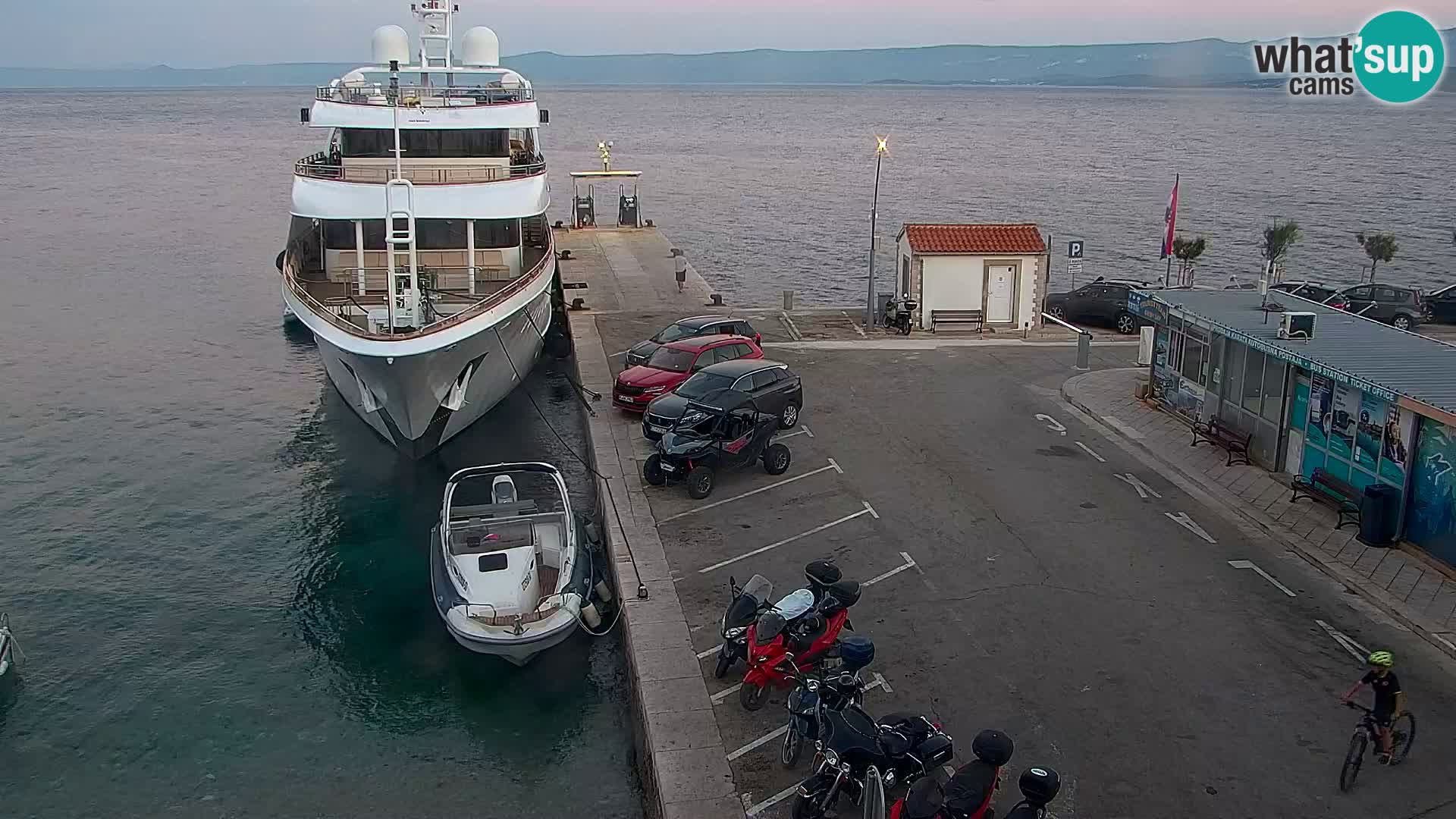 Spletna kamera Bol – Center mesta in marina v živo