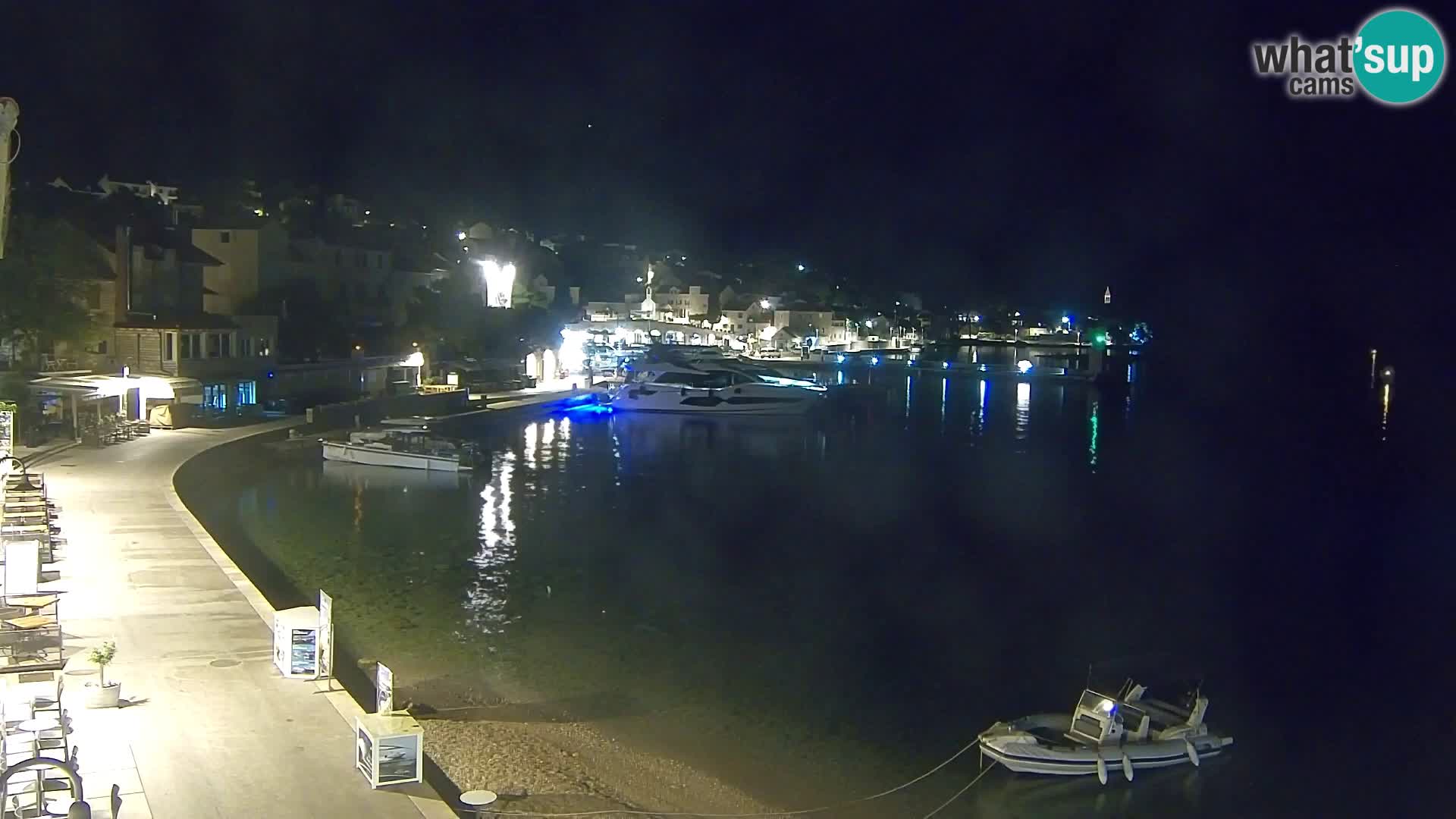 Spletna kamera Bol – Center mesta in marina v živo
