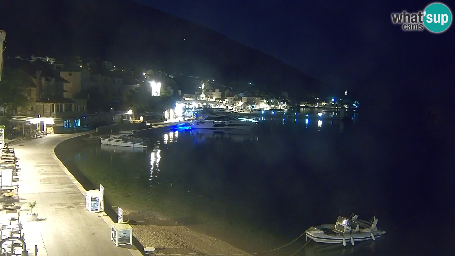 Spletna kamera Bol – Center mesta in marina v živo