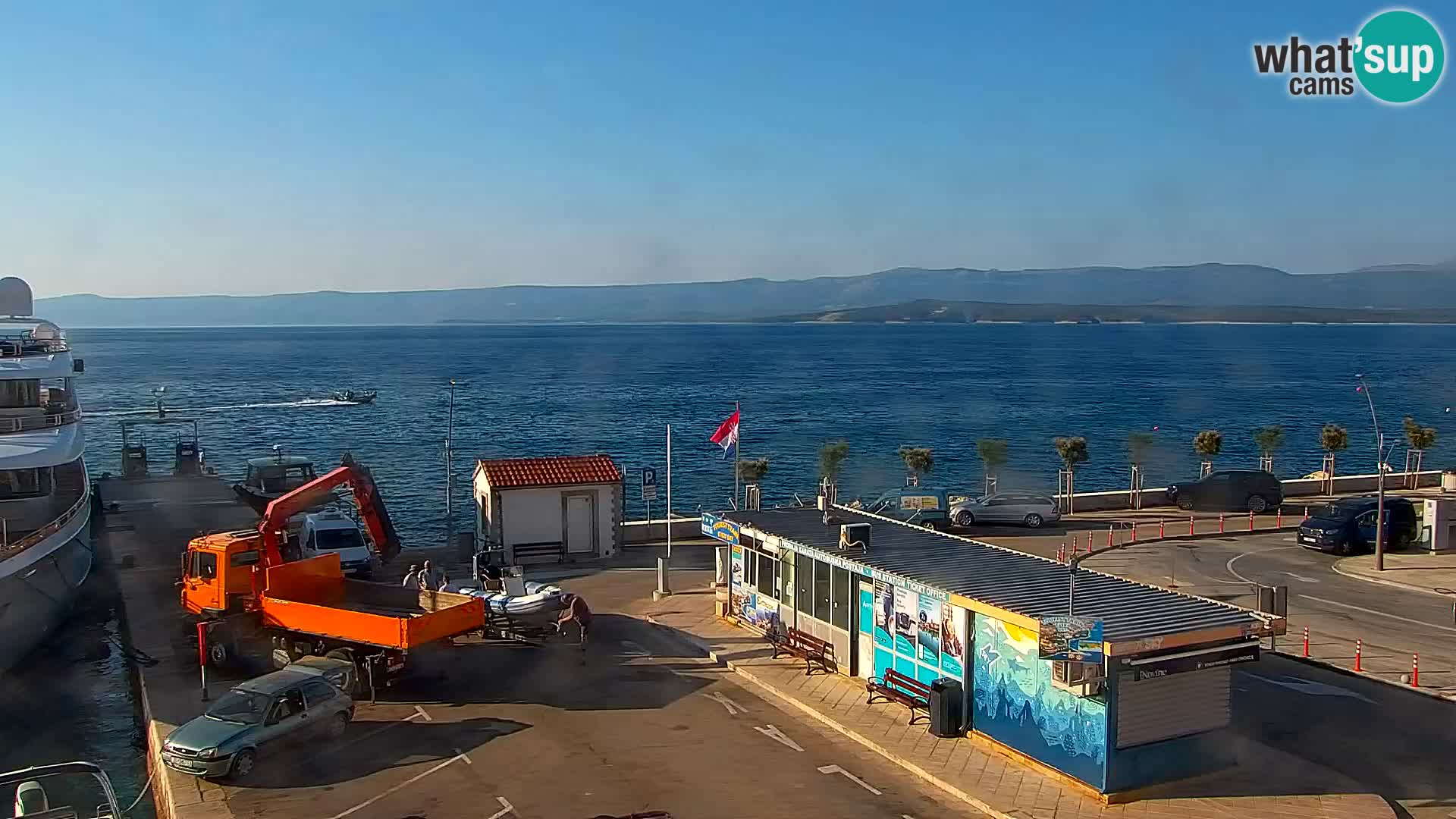 Web kamera Bol – Centar mjesta i marina | Pogled uživo