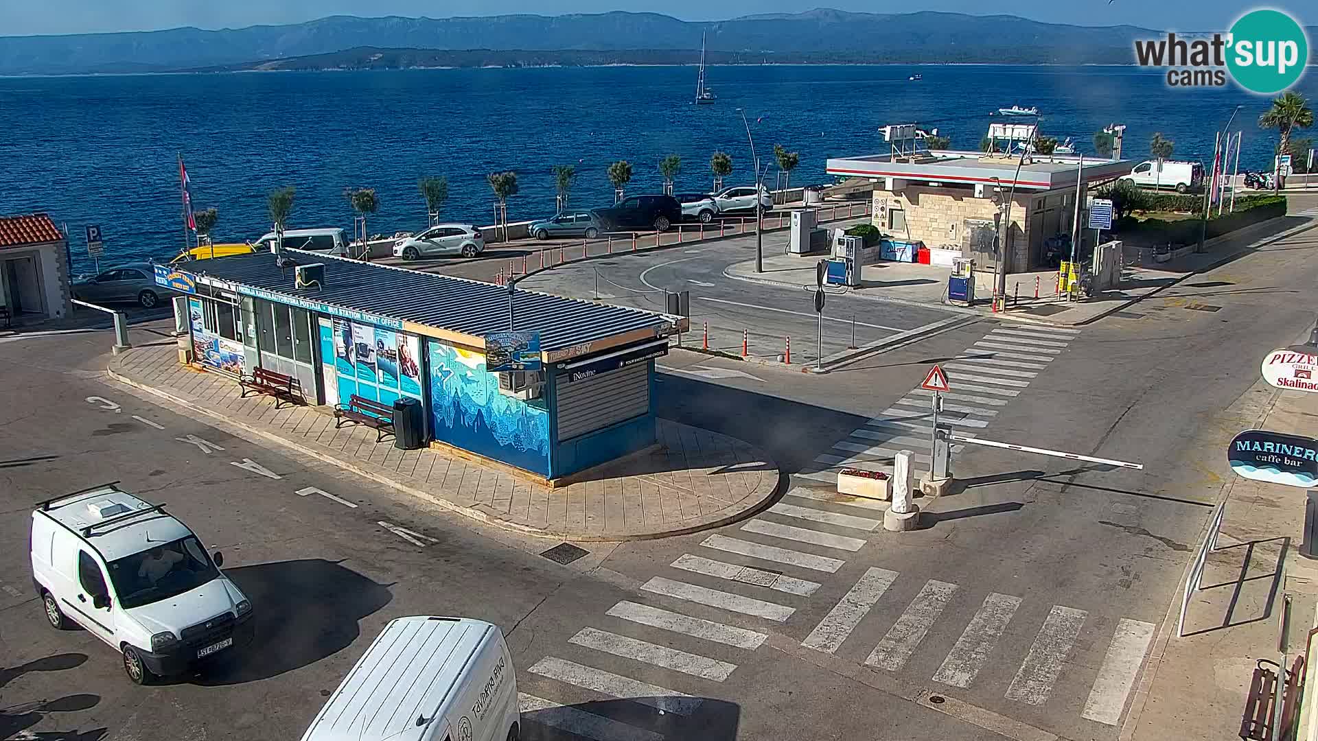 Spletna kamera Bol – Center mesta in marina v živo