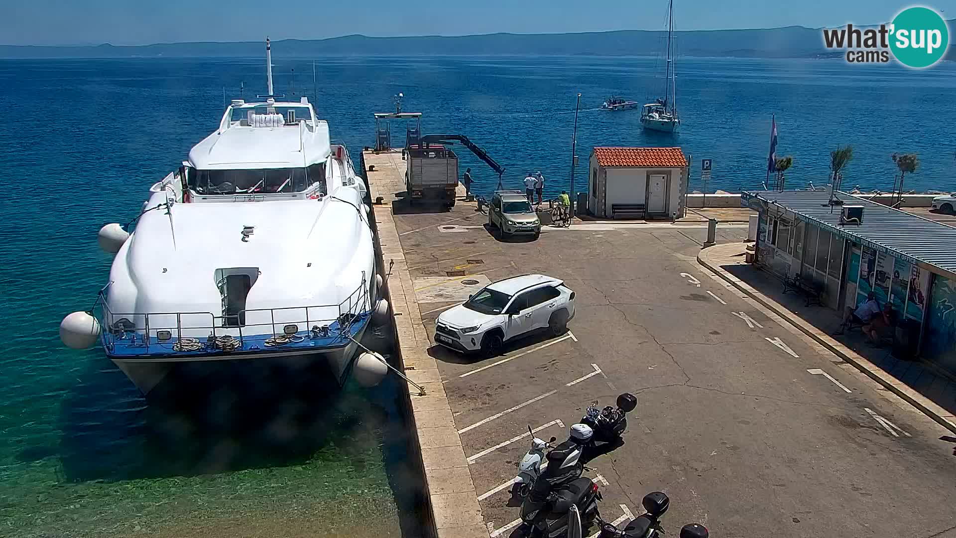 Spletna kamera Bol – Center mesta in marina v živo
