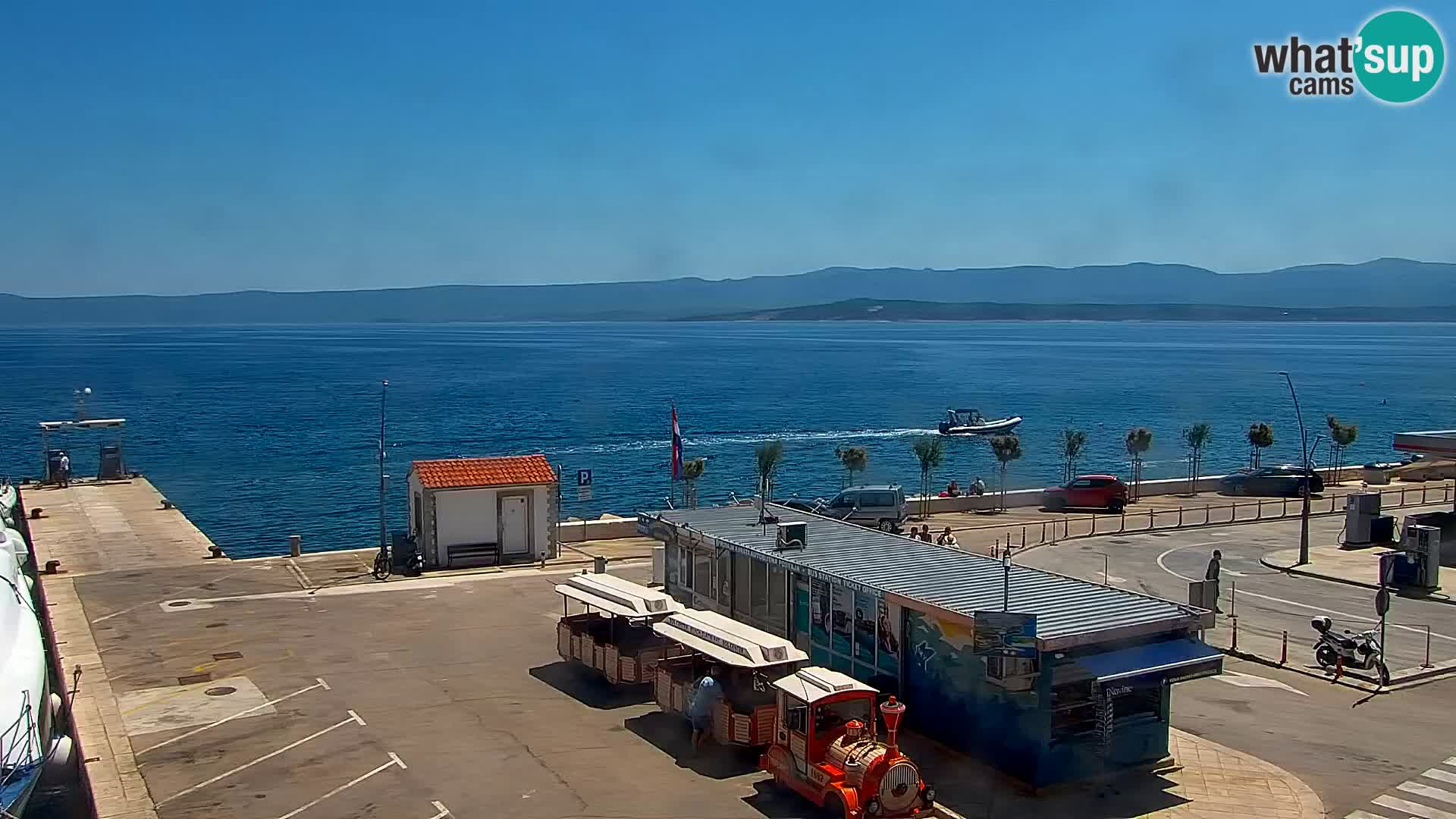 Spletna kamera Bol – Center mesta in marina v živo