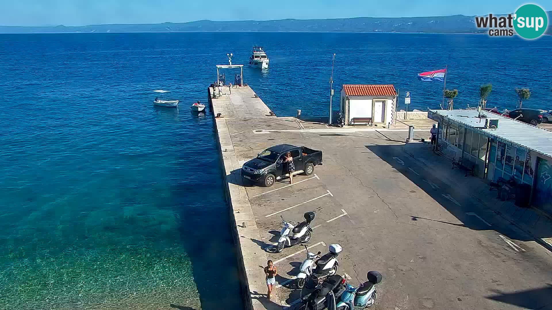 Spletna kamera Bol – Center mesta in marina v živo