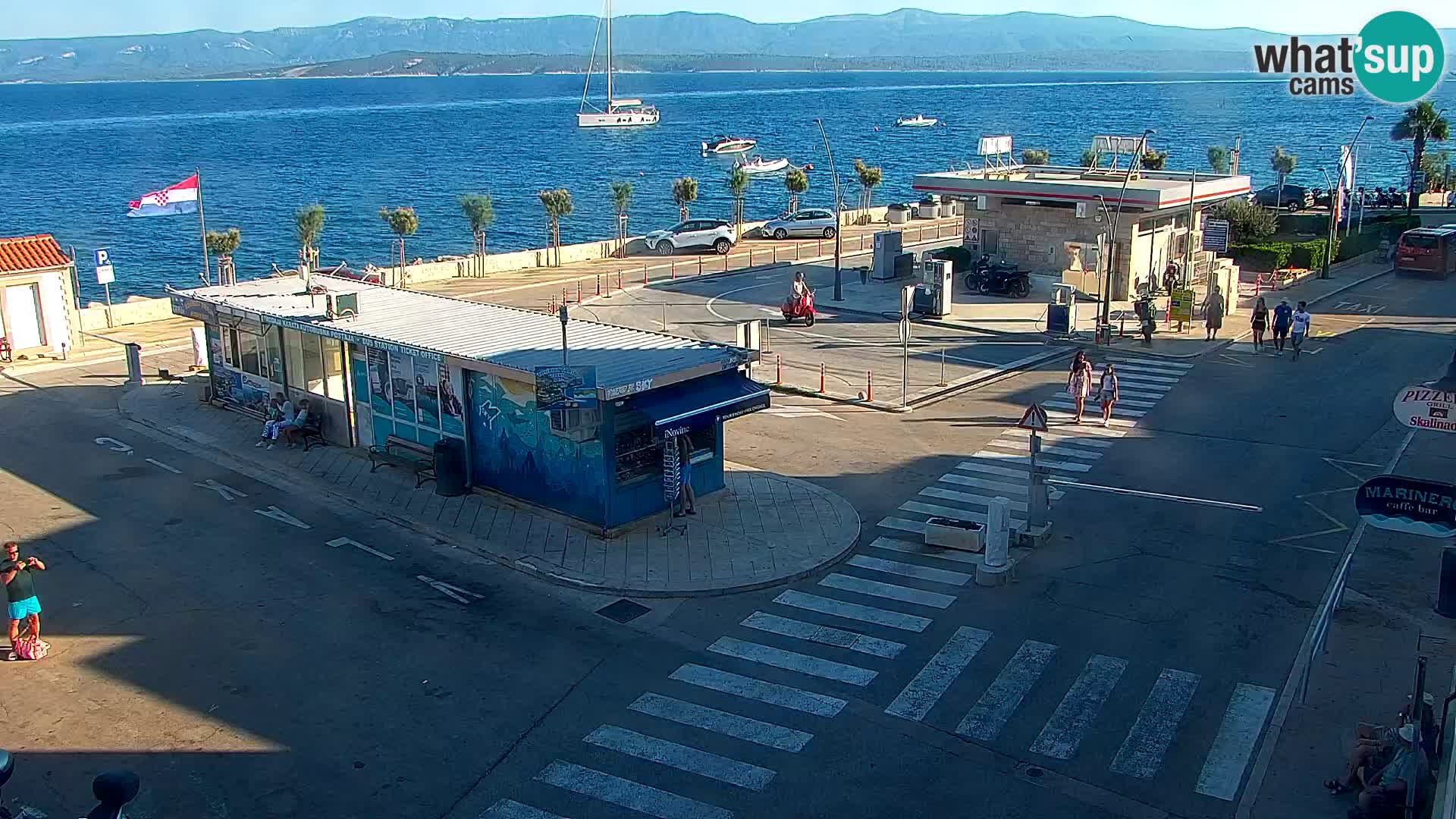 Spletna kamera Bol – Center mesta in marina v živo