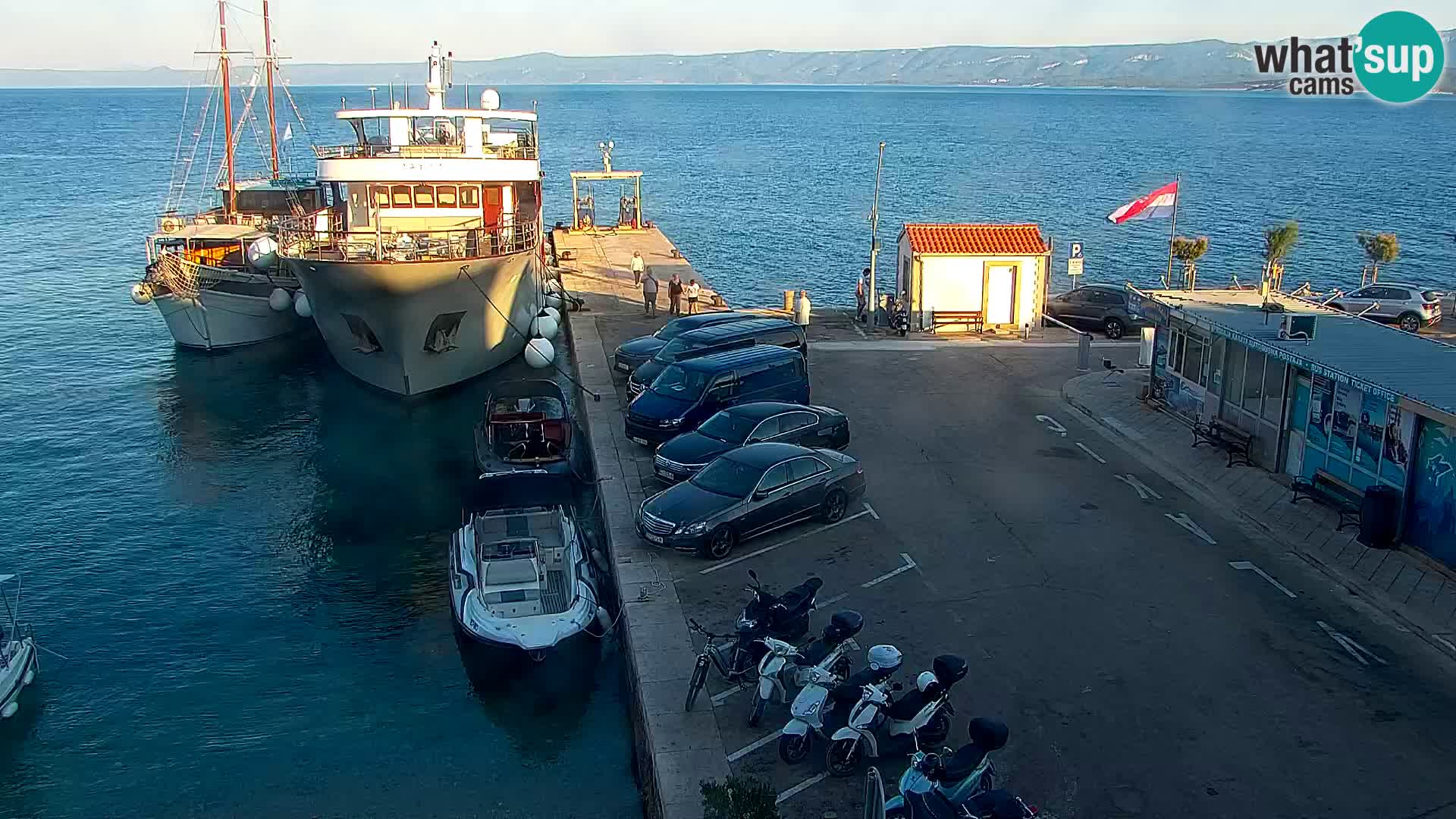 Web kamera Bol – Centar mjesta i marina | Pogled uživo