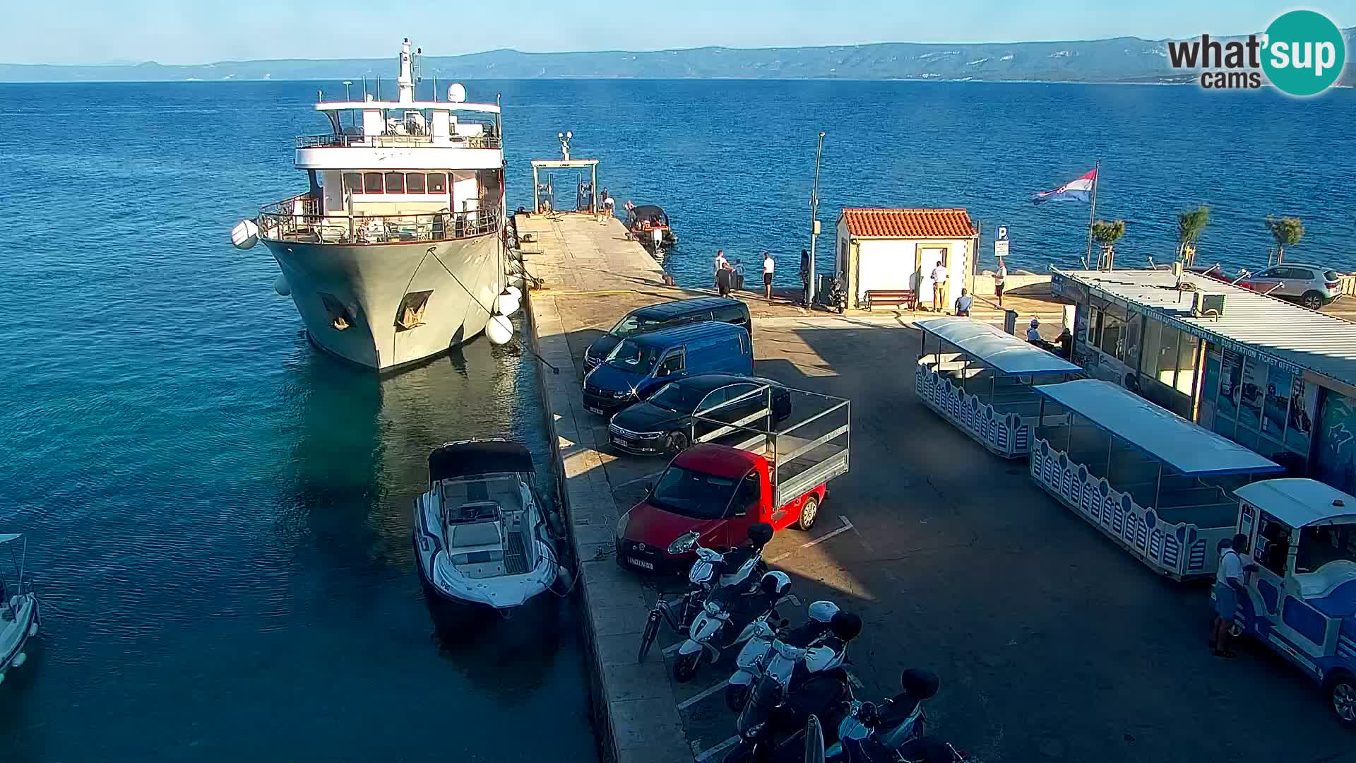 Web kamera Bol – Centar mjesta i marina | Pogled uživo