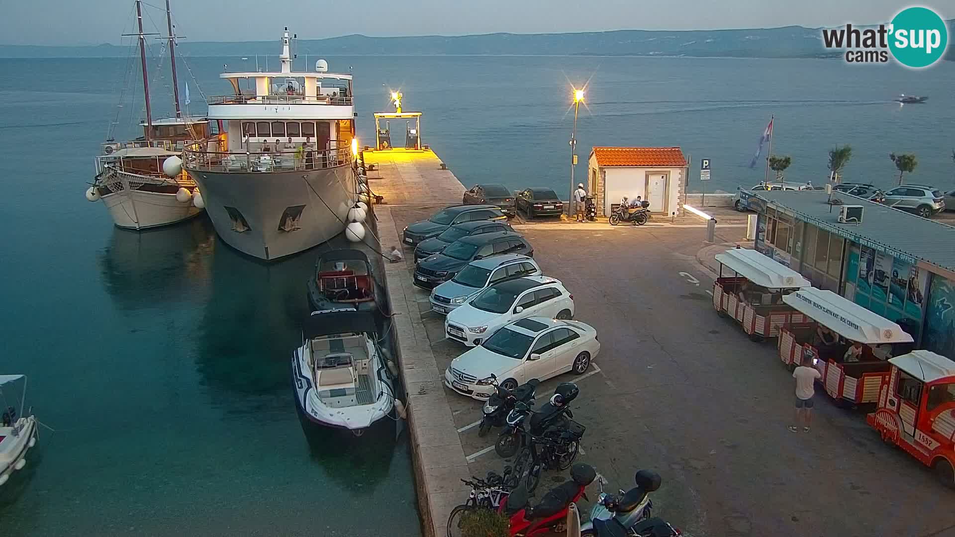 Webcam Bol Centro e Marina – Vista live dal porto di Bol