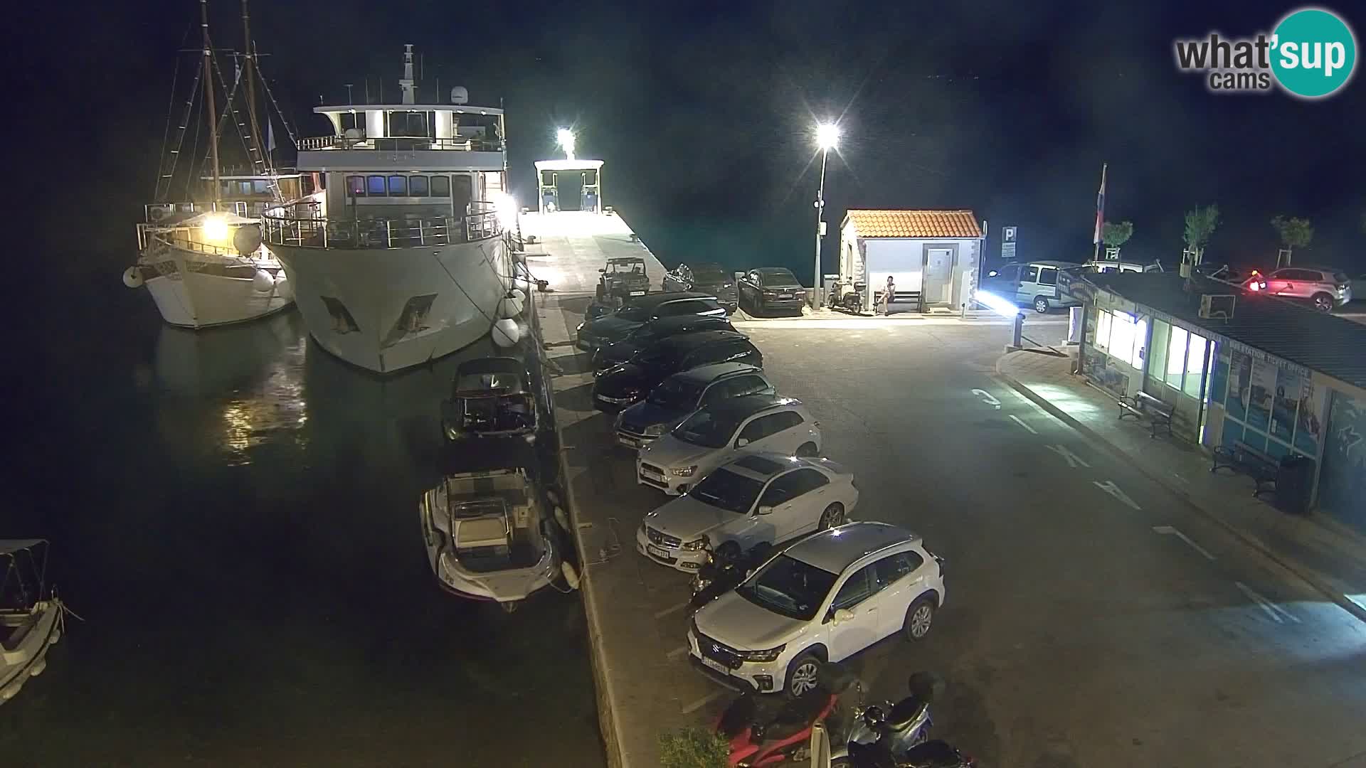 Web kamera Bol – Centar mjesta i marina | Pogled uživo
