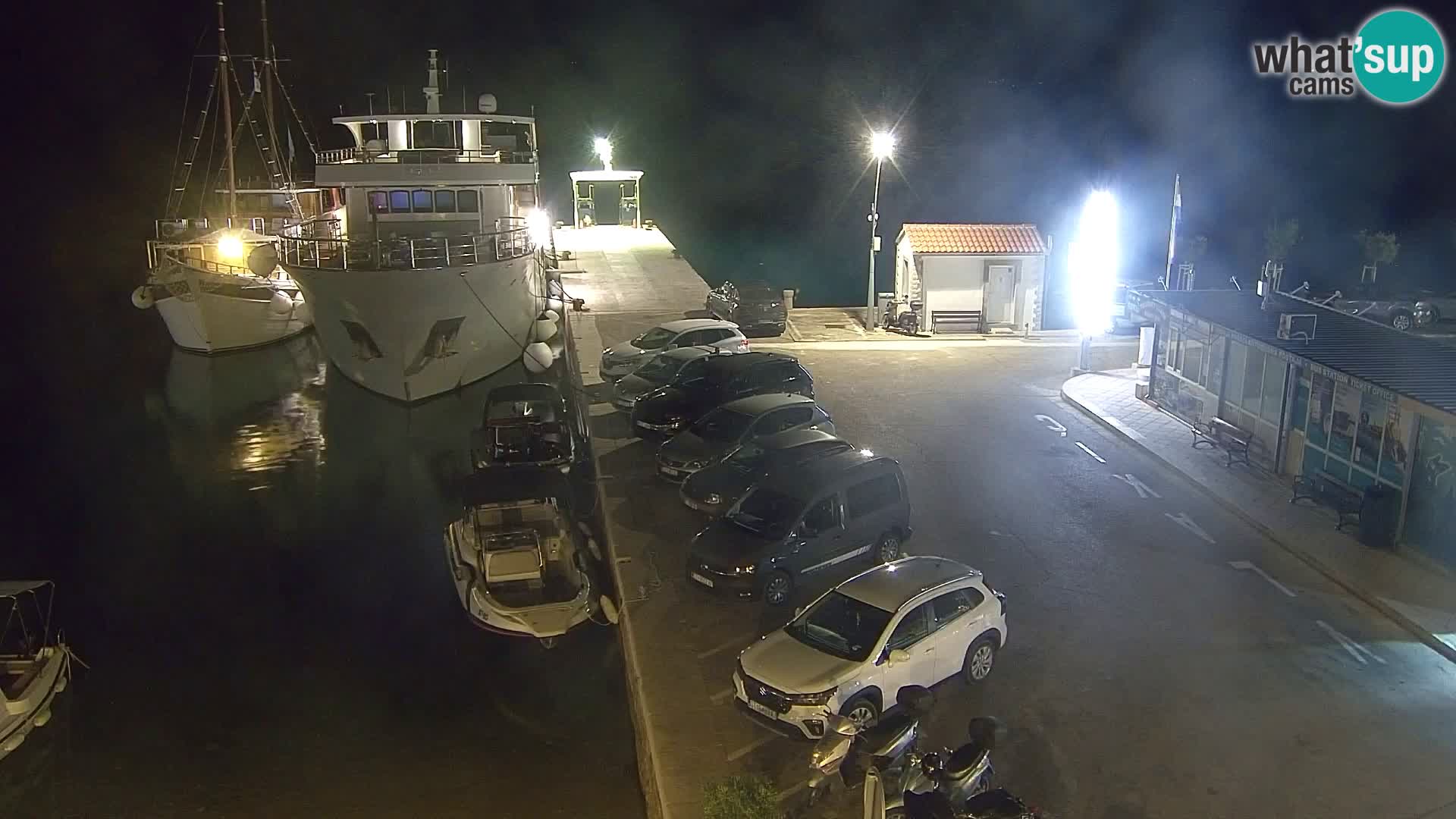 Spletna kamera Bol – Center mesta in marina v živo