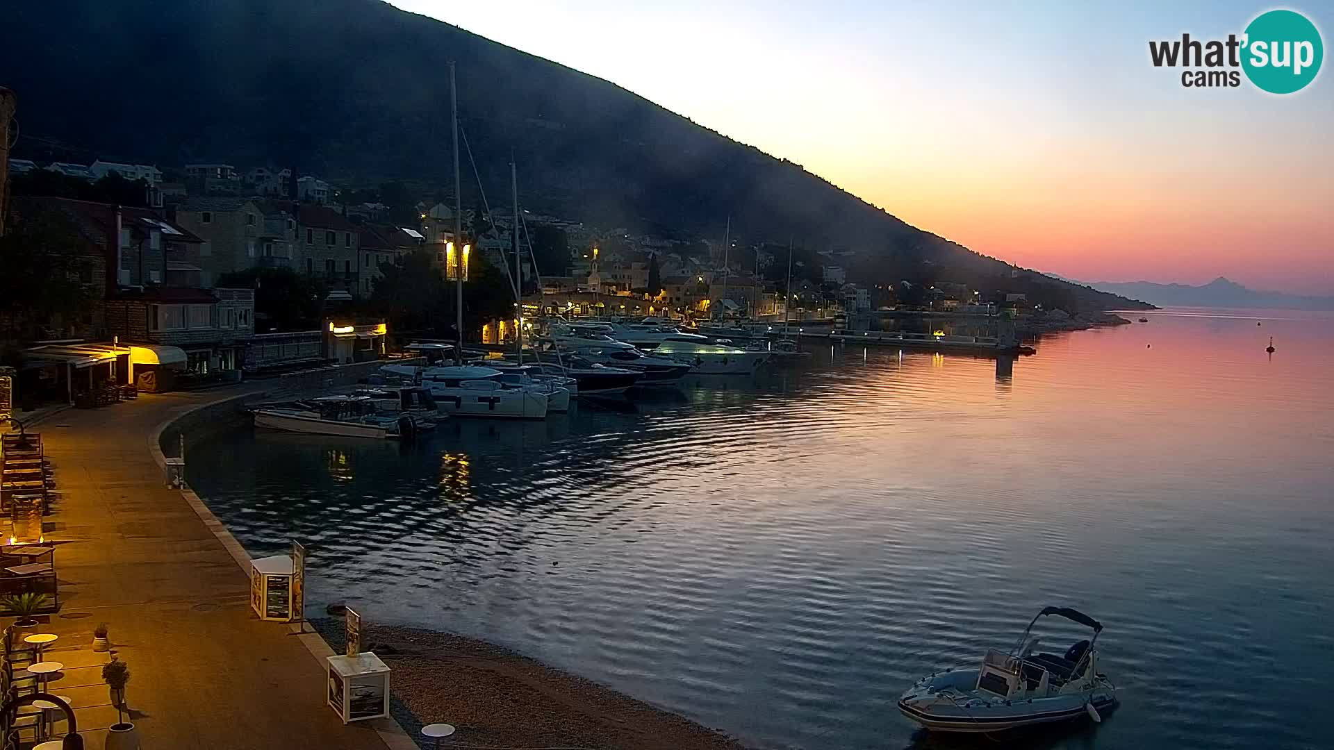 Web kamera Bol – Centar mjesta i marina | Pogled uživo
