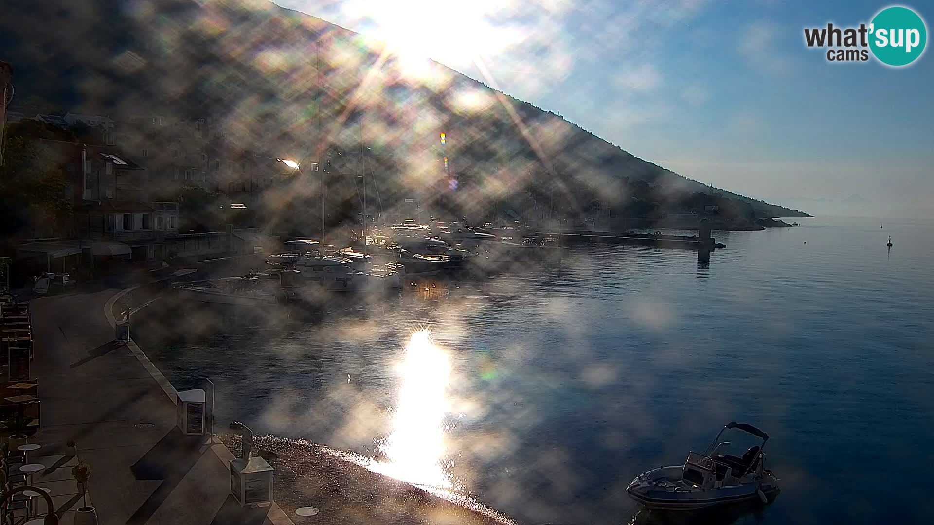 Spletna kamera Bol – Center mesta in marina v živo