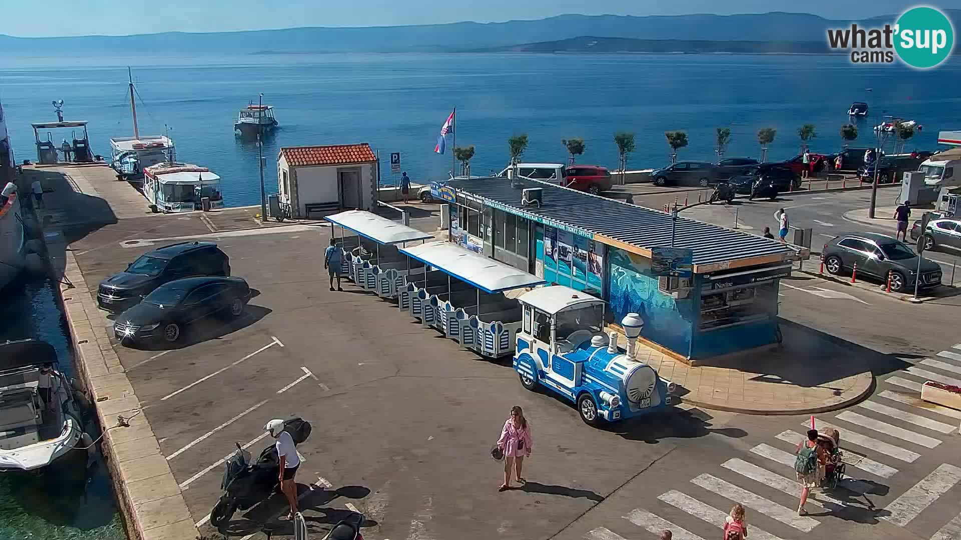 Spletna kamera Bol – Center mesta in marina v živo