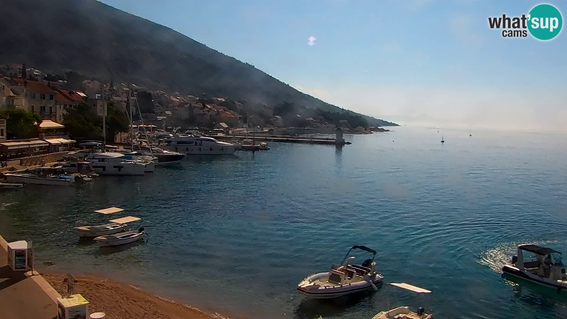 Spletna kamera Bol – Center mesta in marina v živo