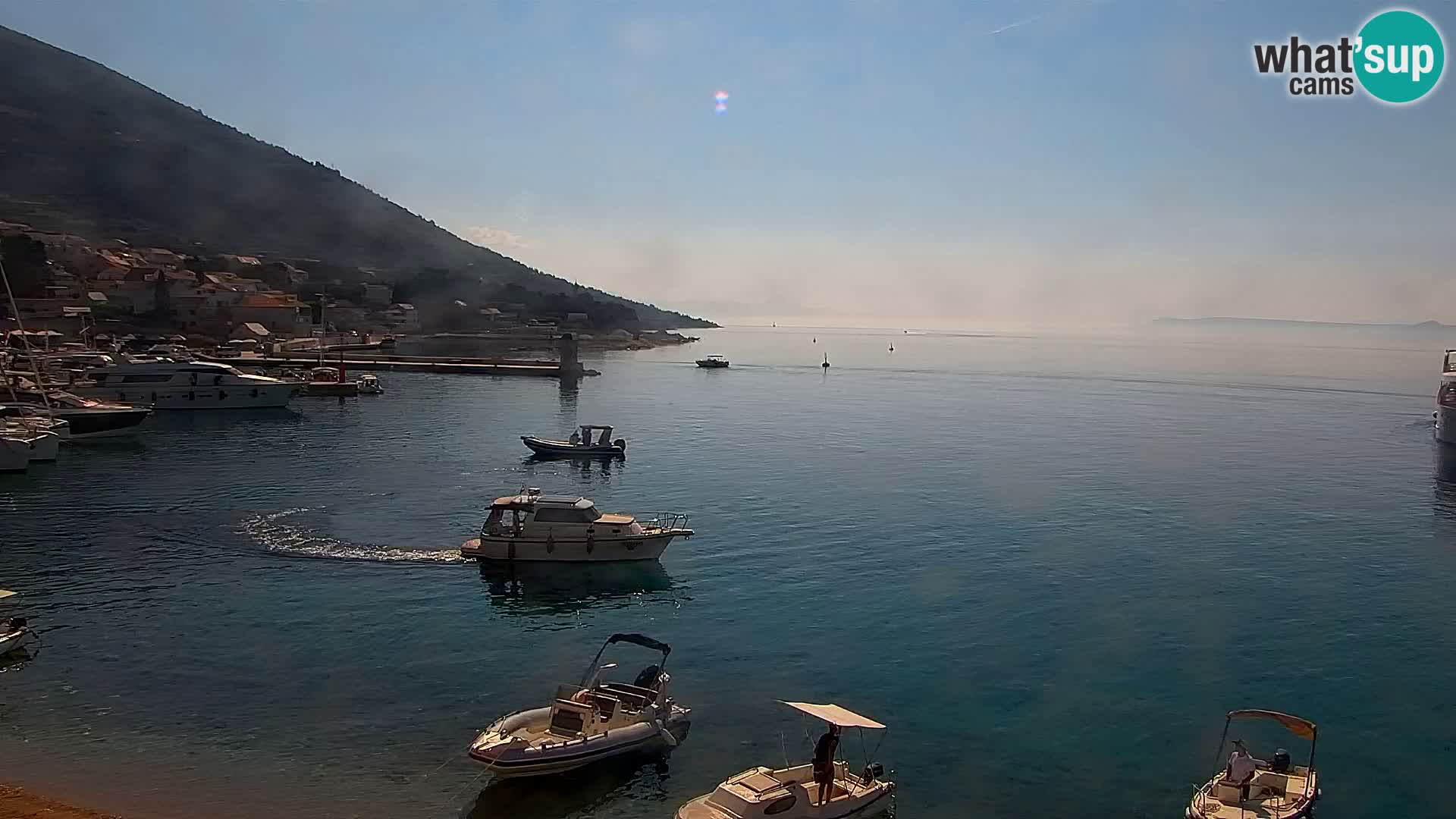 Spletna kamera Bol – Center mesta in marina v živo