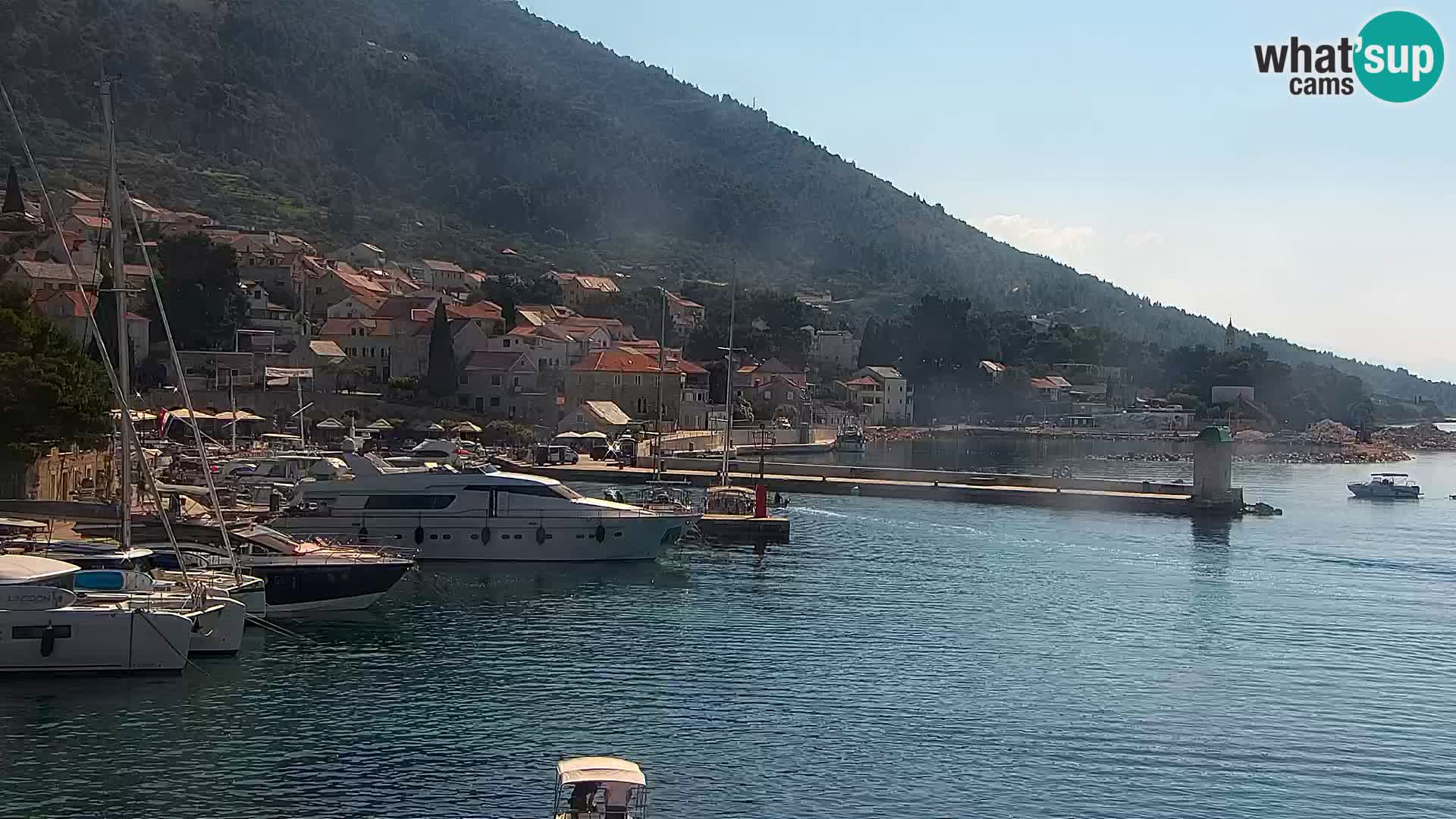 Spletna kamera Bol – Center mesta in marina v živo
