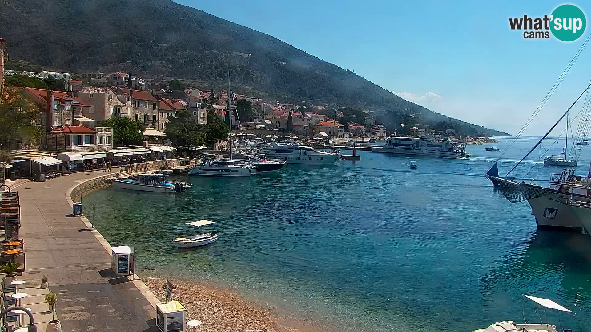 Spletna kamera Bol – Center mesta in marina v živo