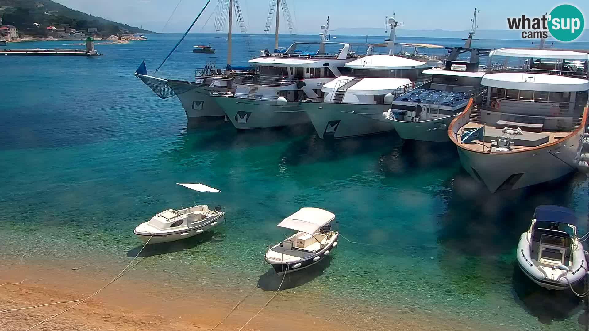 Spletna kamera Bol – Center mesta in marina v živo