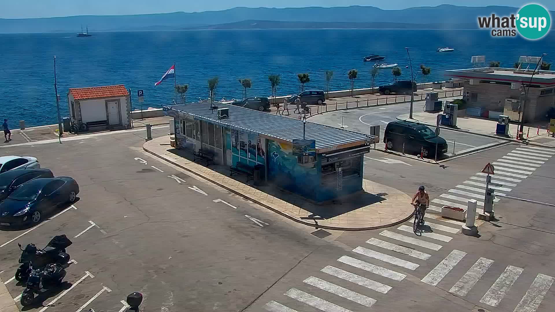 Spletna kamera Bol – Center mesta in marina v živo