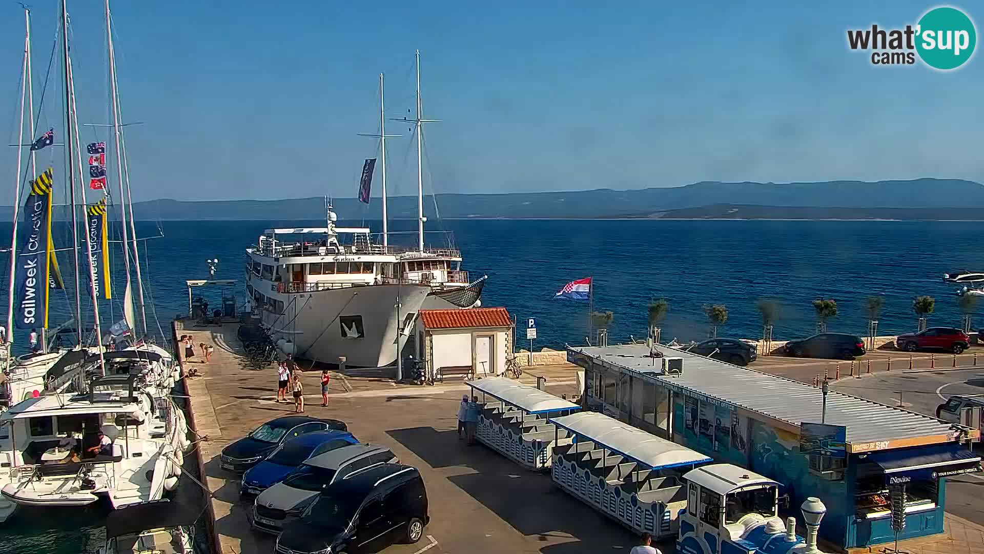 Spletna kamera Bol – Center mesta in marina v živo