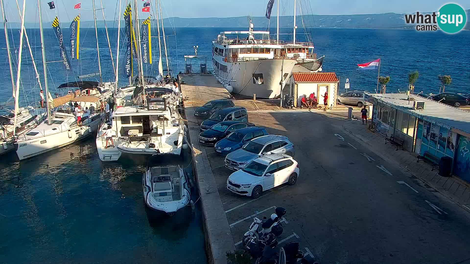 Spletna kamera Bol – Center mesta in marina v živo