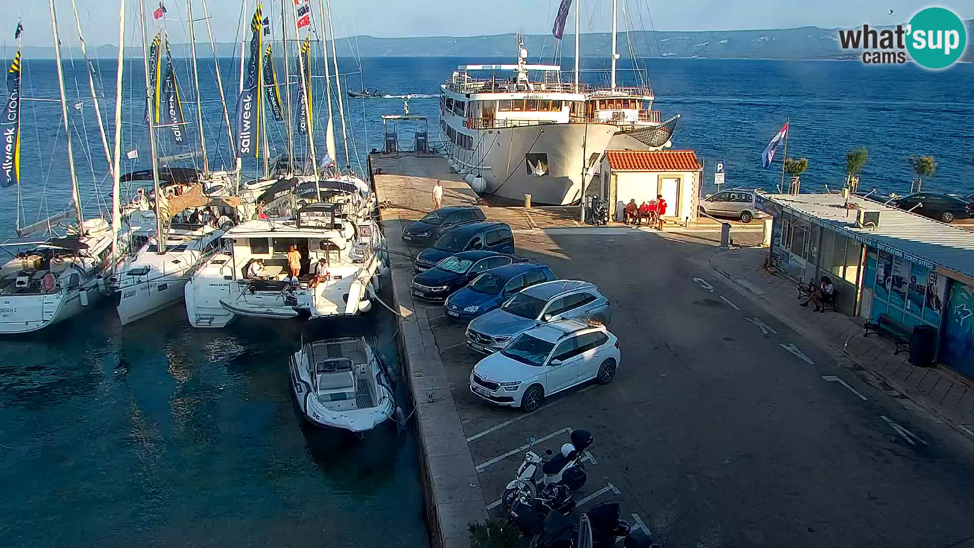 Web kamera Bol – Centar mjesta i marina | Pogled uživo