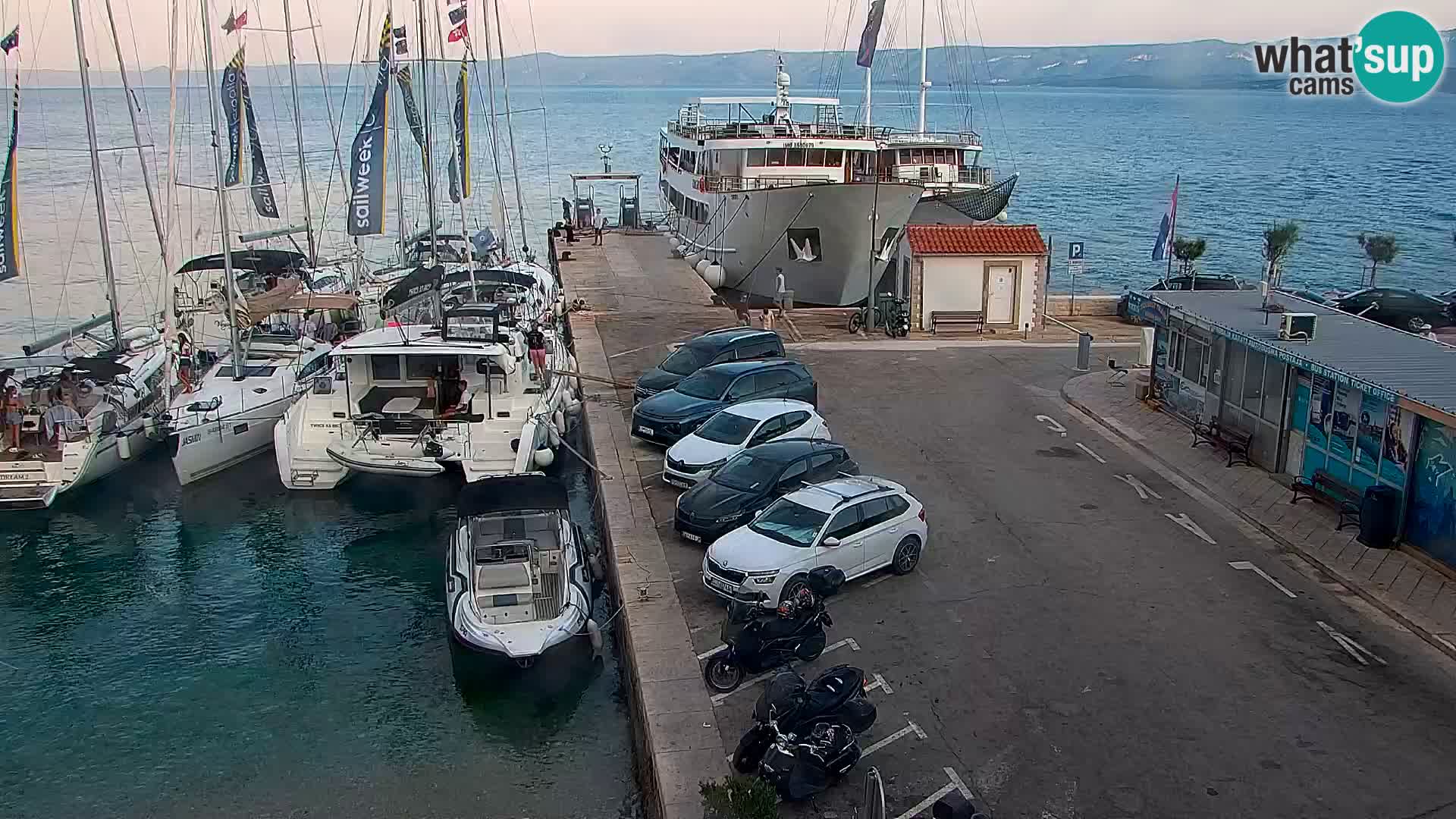 Webcam Bol Centro e Marina – Vista live dal porto di Bol
