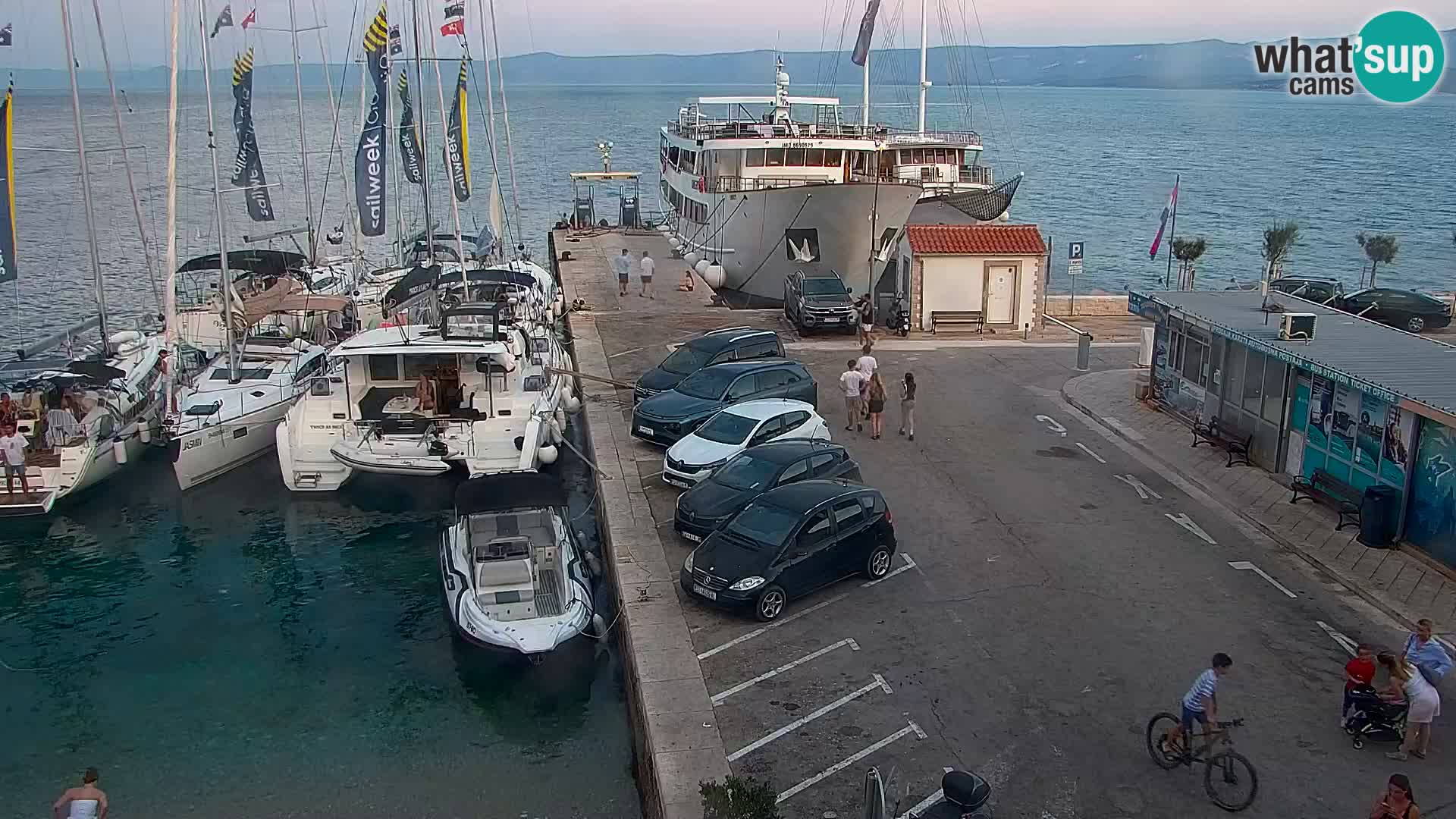 Web kamera Bol – Centar mjesta i marina | Pogled uživo