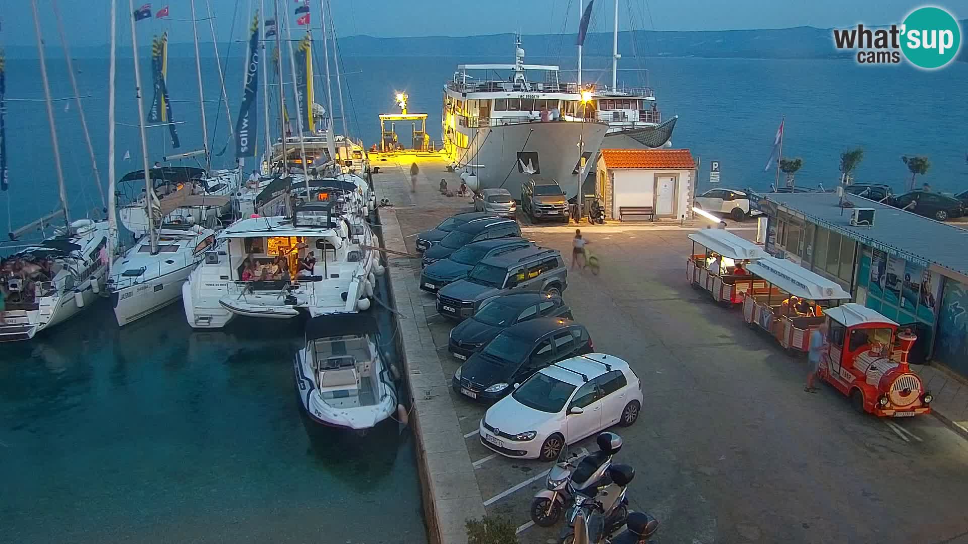 Web kamera Bol – Centar mjesta i marina | Pogled uživo