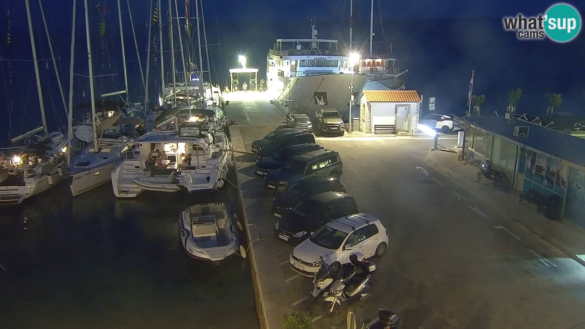 Spletna kamera Bol – Center mesta in marina v živo
