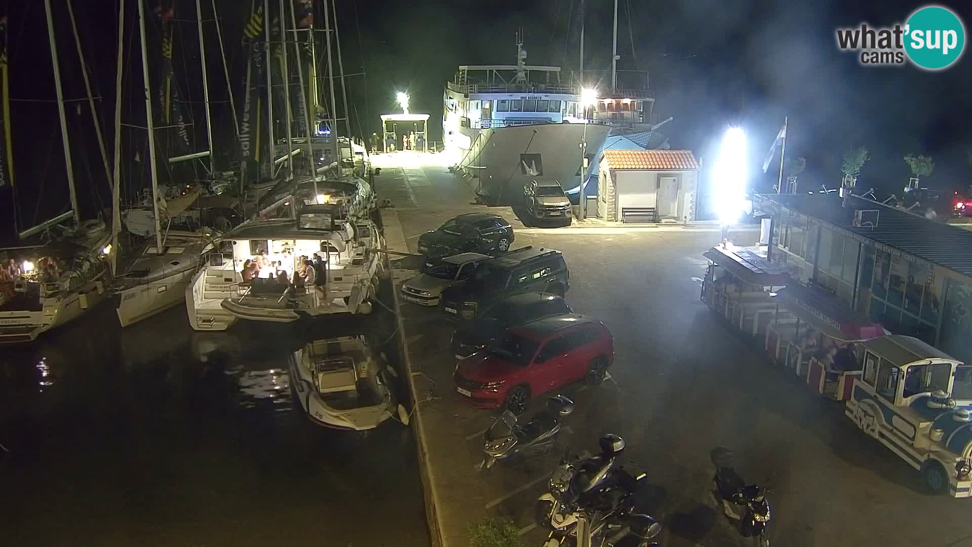 Web kamera Bol – Centar mjesta i marina | Pogled uživo