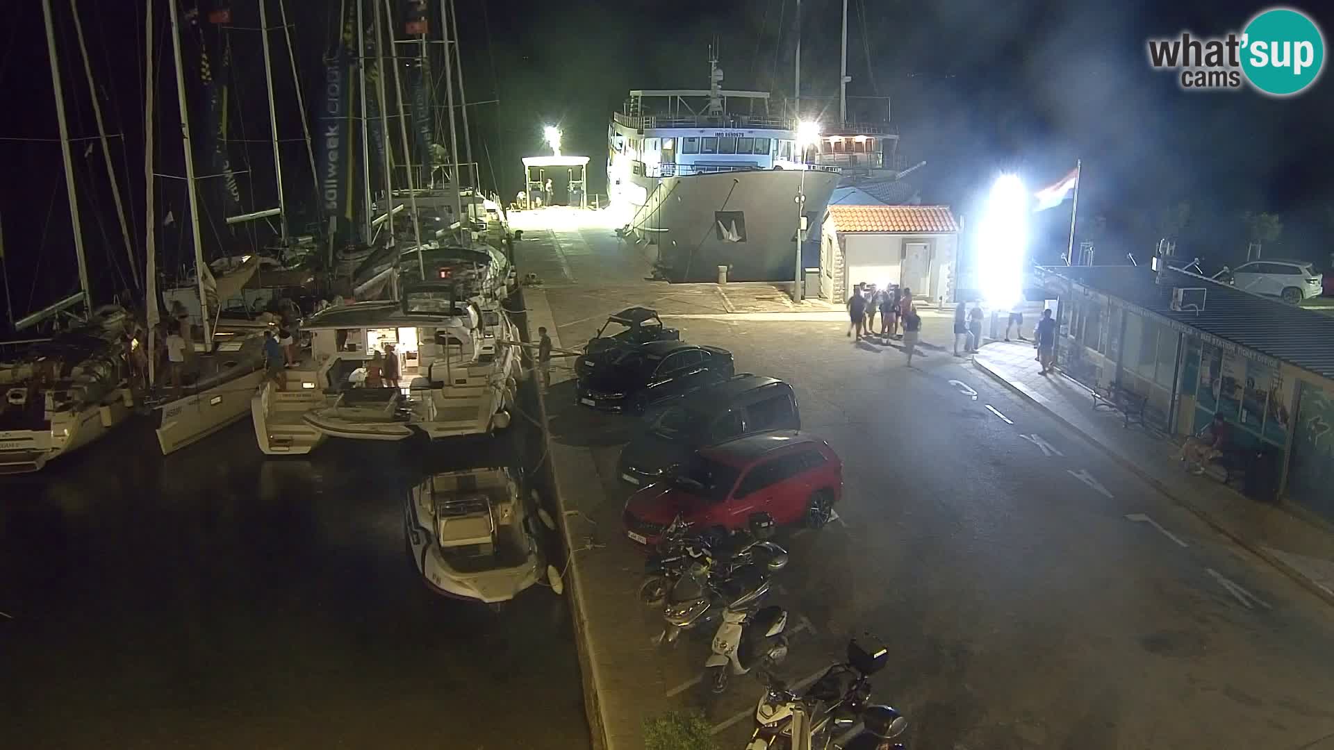 Spletna kamera Bol – Center mesta in marina v živo
