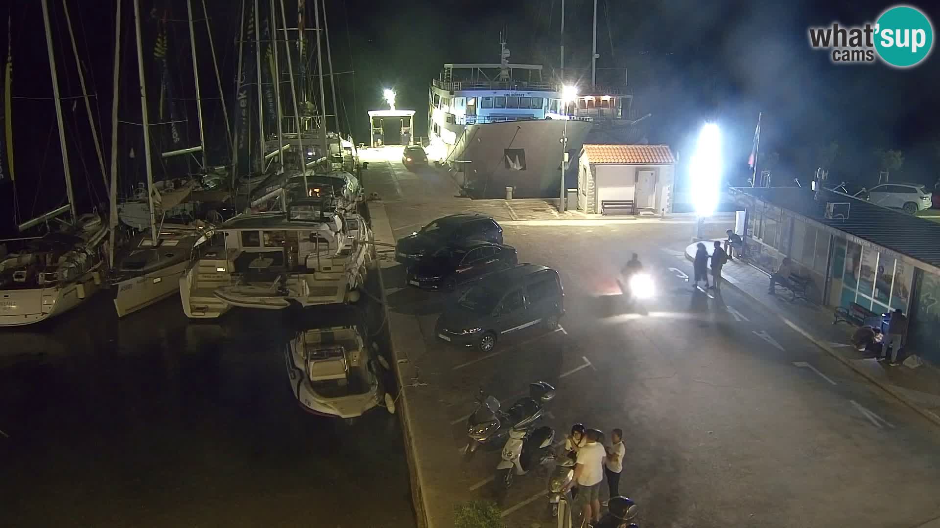Spletna kamera Bol – Center mesta in marina v živo
