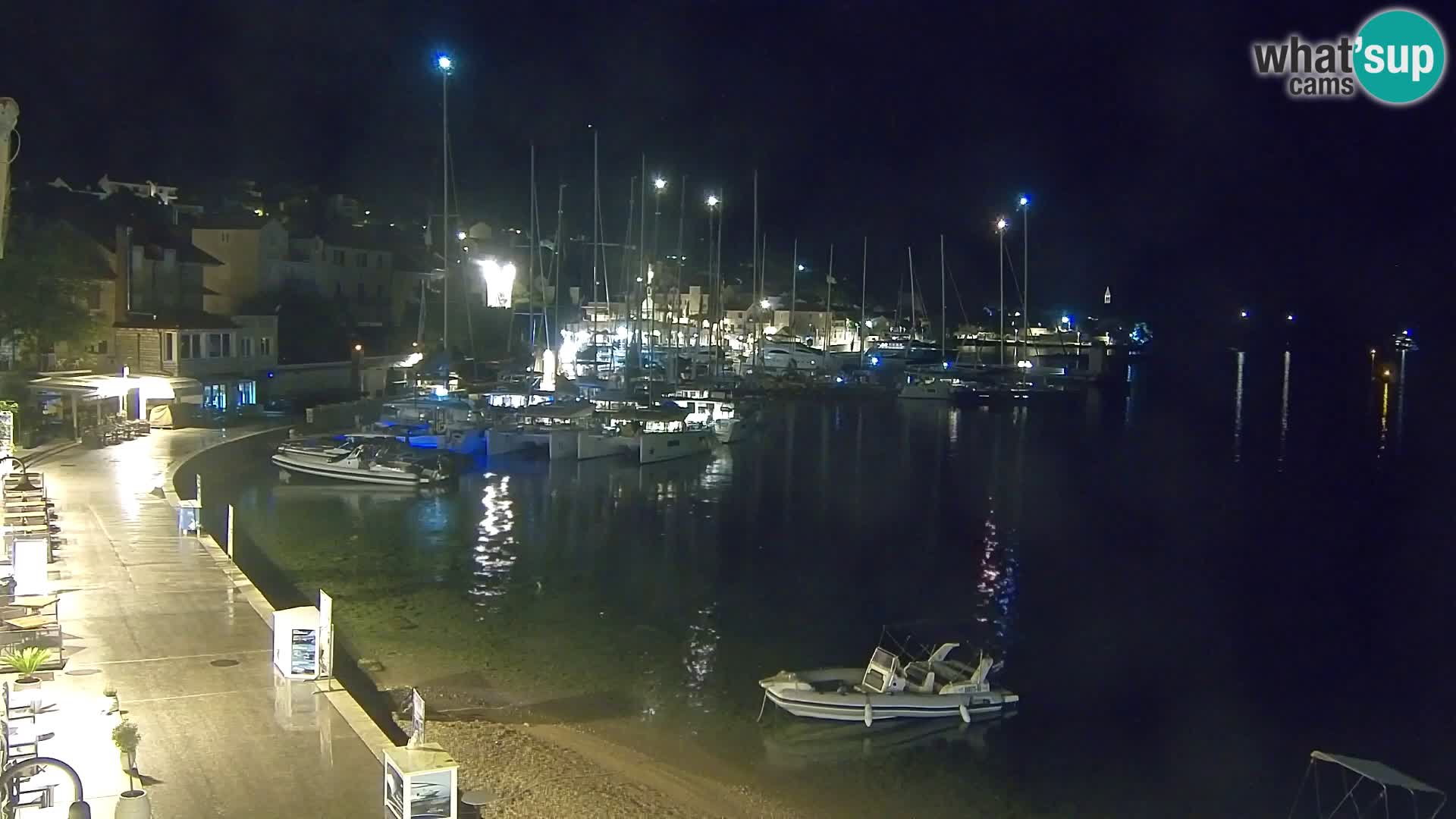 Spletna kamera Bol – Center mesta in marina v živo