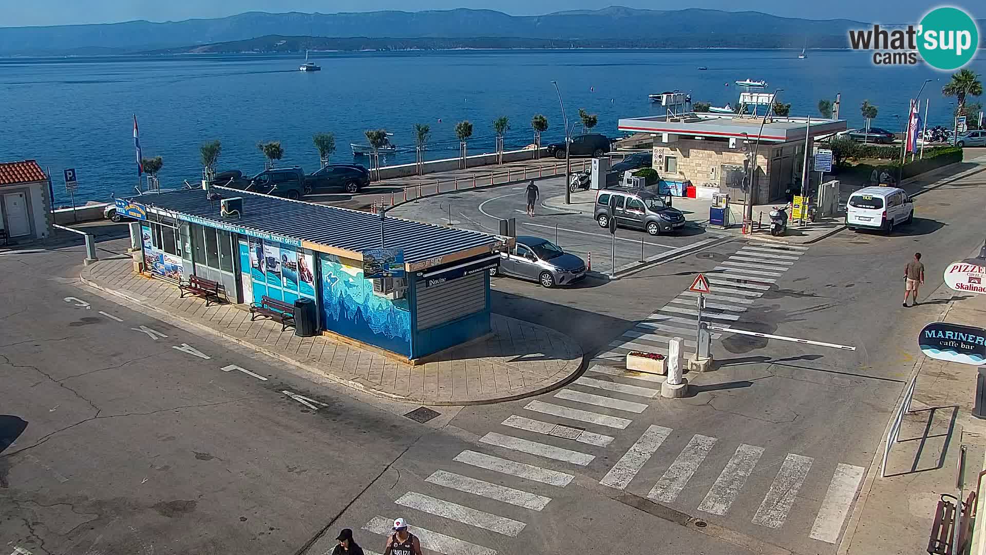 Spletna kamera Bol – Center mesta in marina v živo
