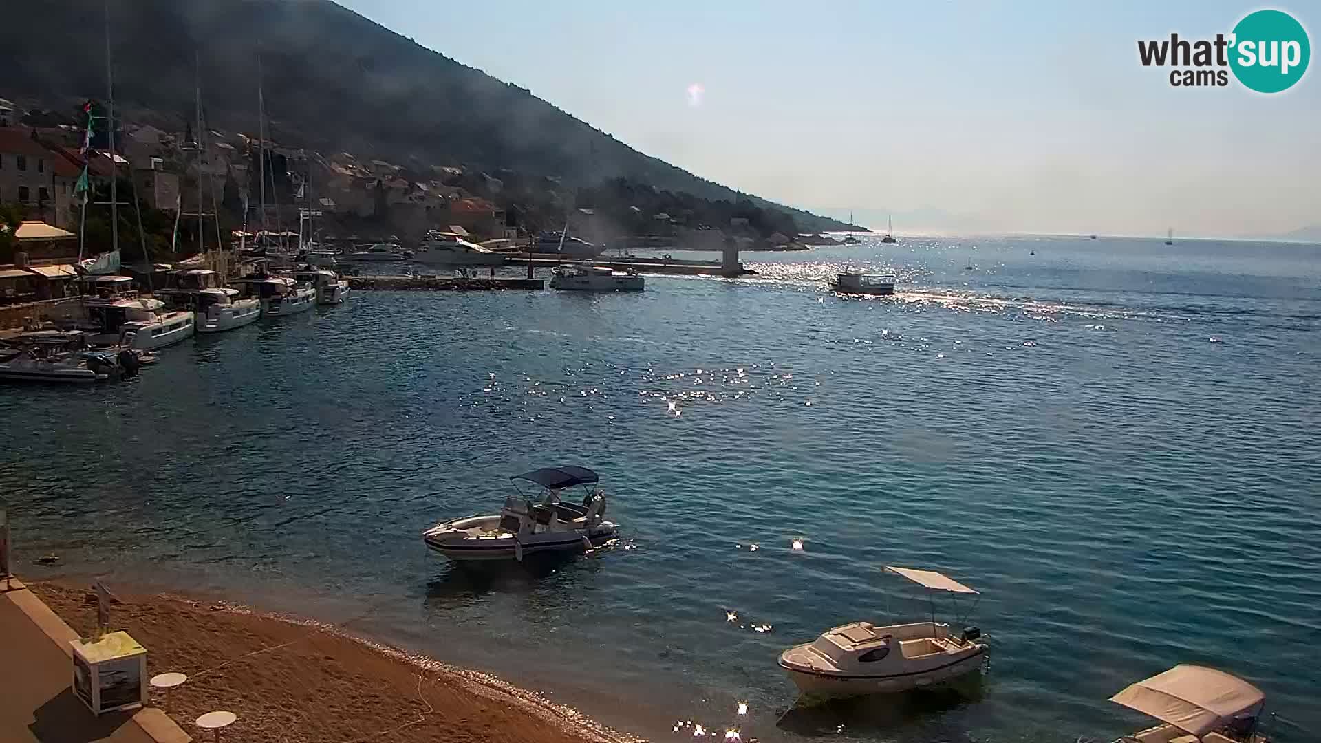 Webcam Bol Centro e Marina – Vista live dal porto di Bol